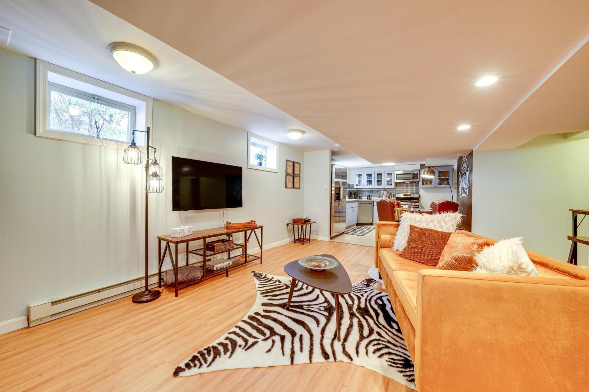 Couples Retreat About 2 Mi To Downtown! Apartment