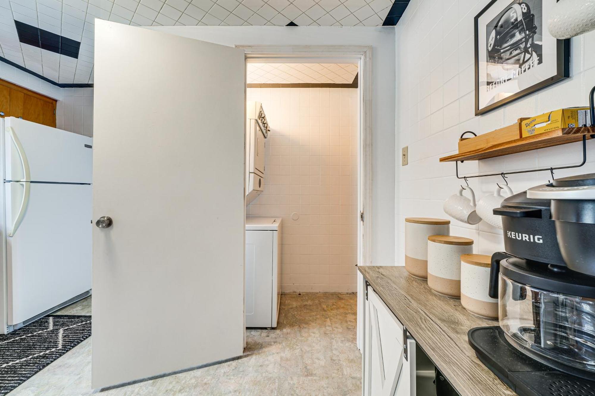 Apartment Spacious Getaway About 2 Mi To Downtown! *