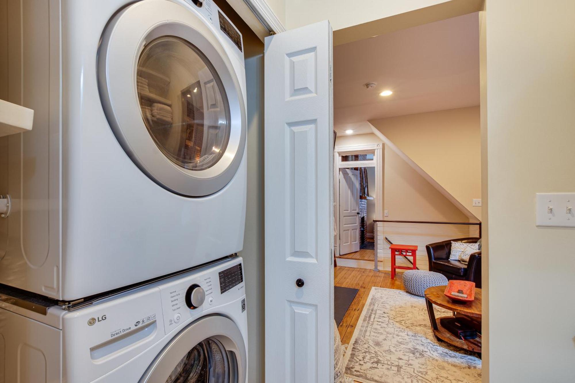 Idyllic Row House, 3 Mi To Downtown! Holiday home *