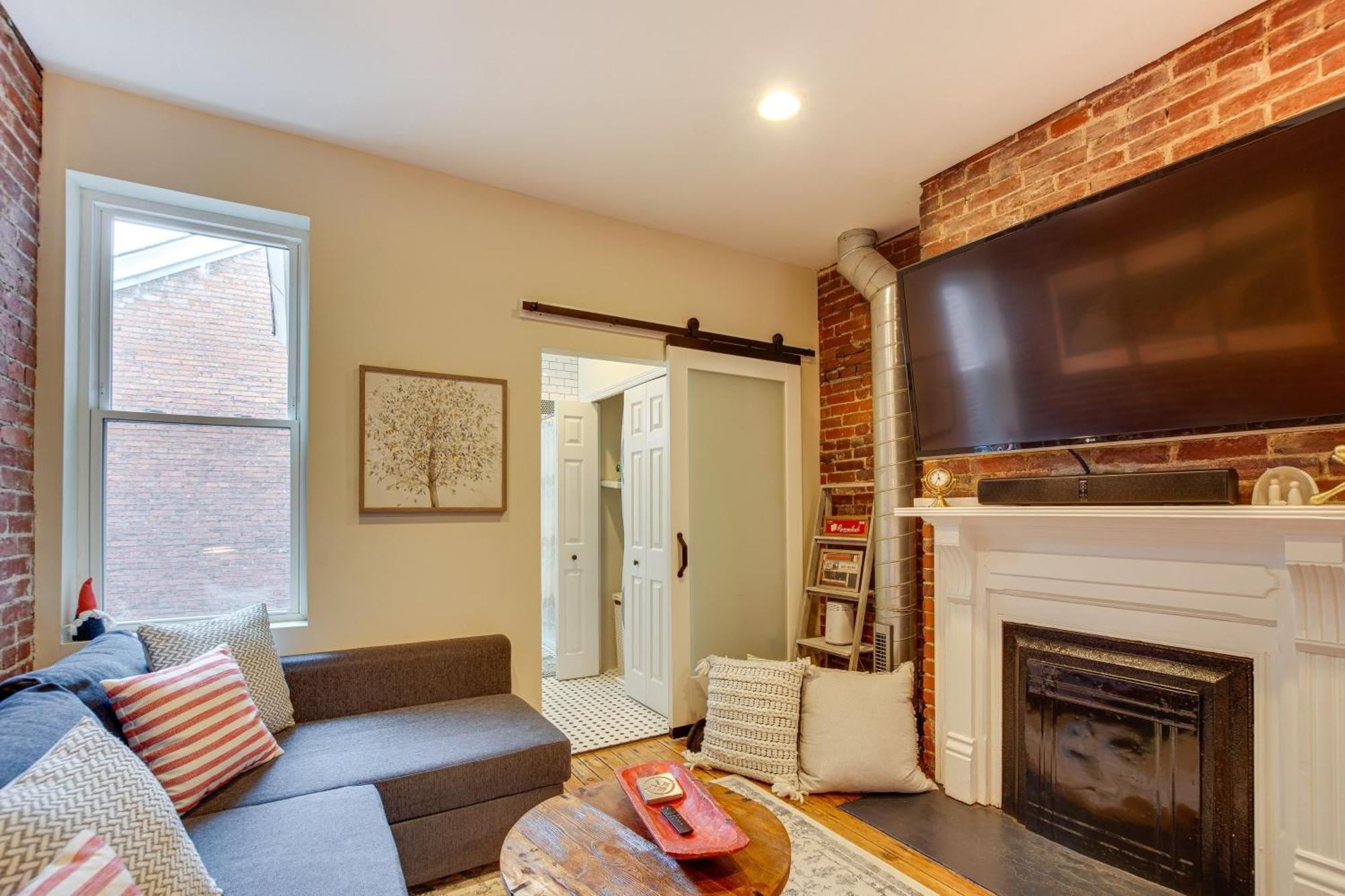 Idyllic Row House, 3 Mi To Downtown! Holiday home