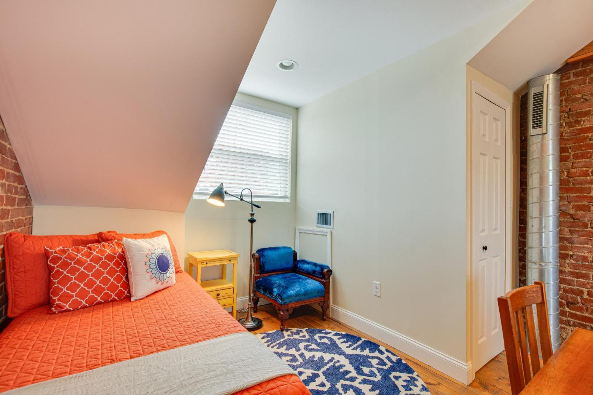 Idyllic Row House, 3 Mi To Downtown! *