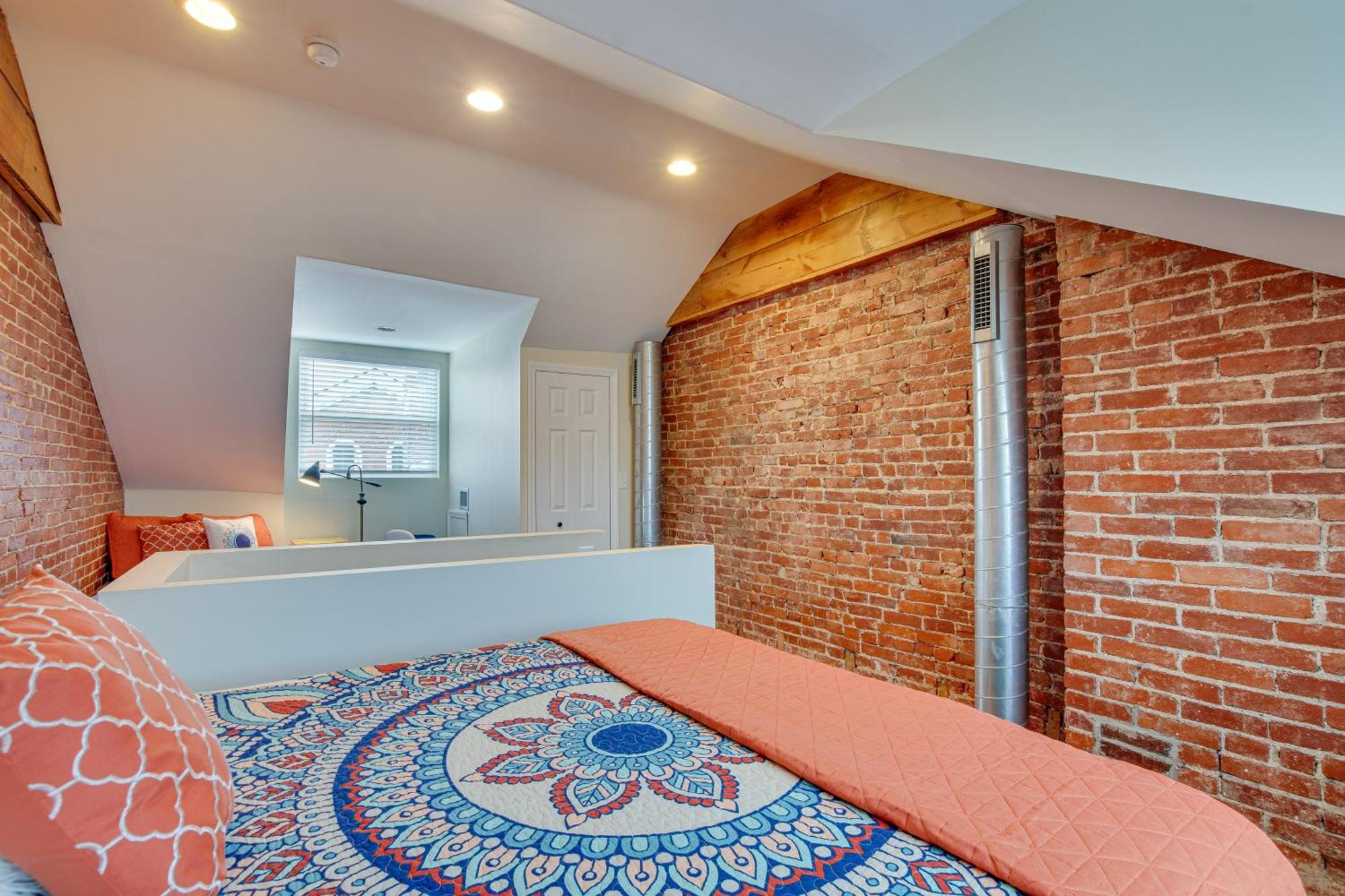 Holiday home Idyllic Row House, 3 Mi To Downtown!