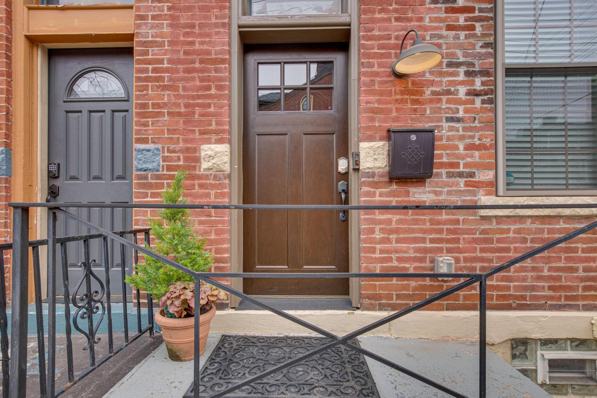 Idyllic Row House, 3 Mi To Downtown! Holiday home *