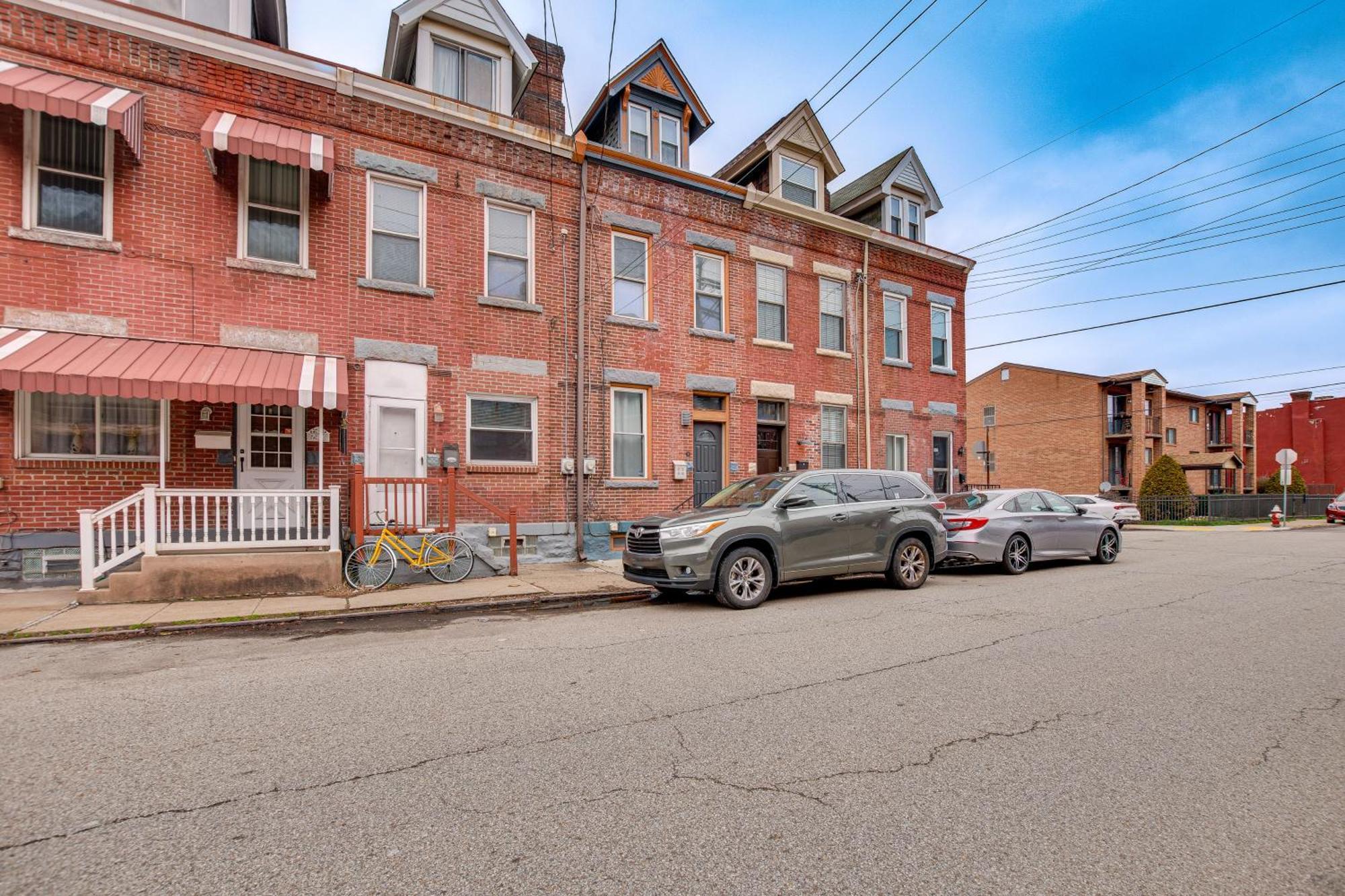 Idyllic Row House, 3 Mi To Downtown! Pittsburgh
