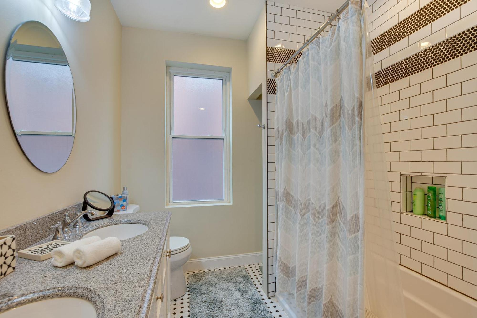 Holiday home Idyllic Row House, 3 Mi To Downtown! *