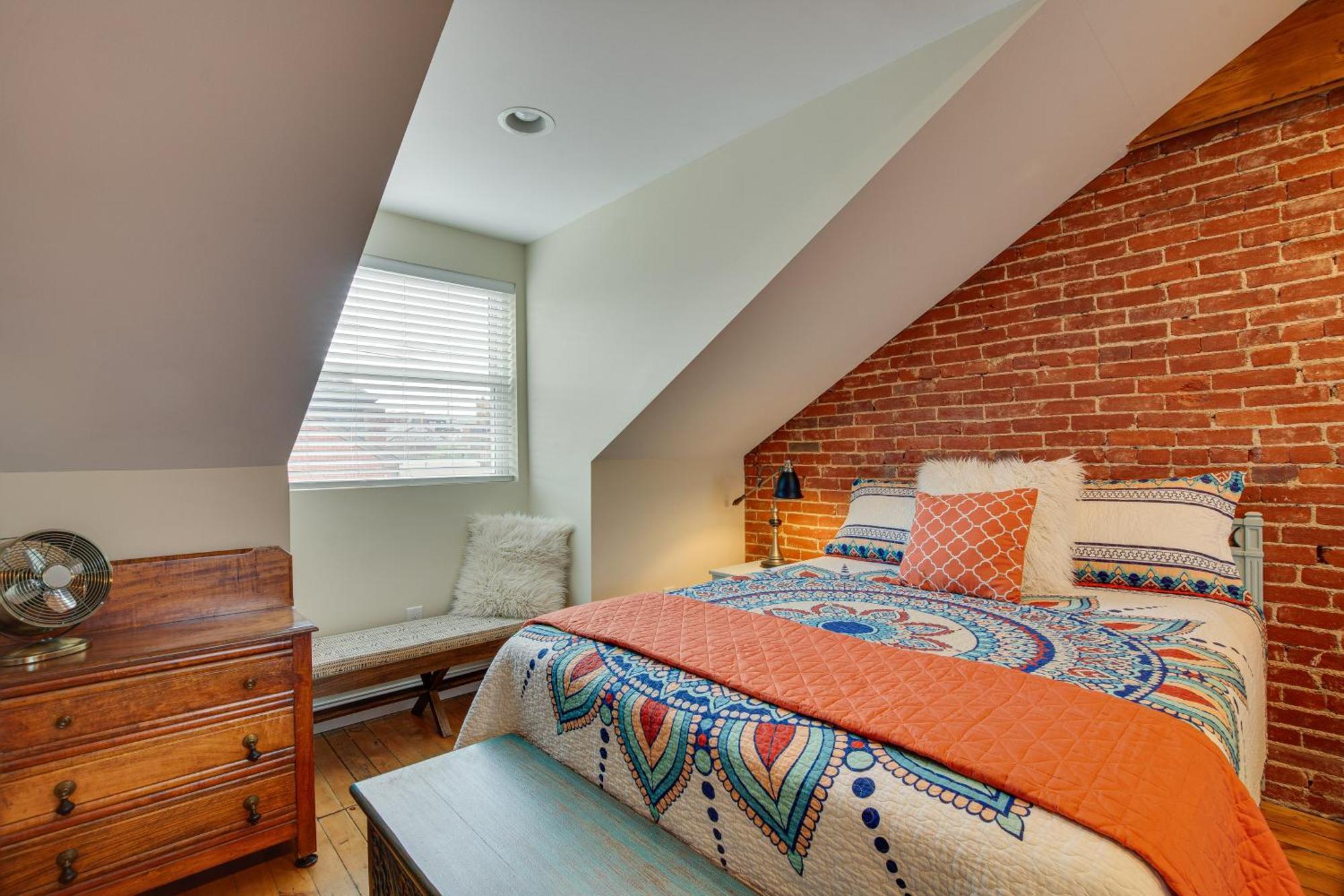 Holiday home Idyllic Row House, 3 Mi To Downtown! *