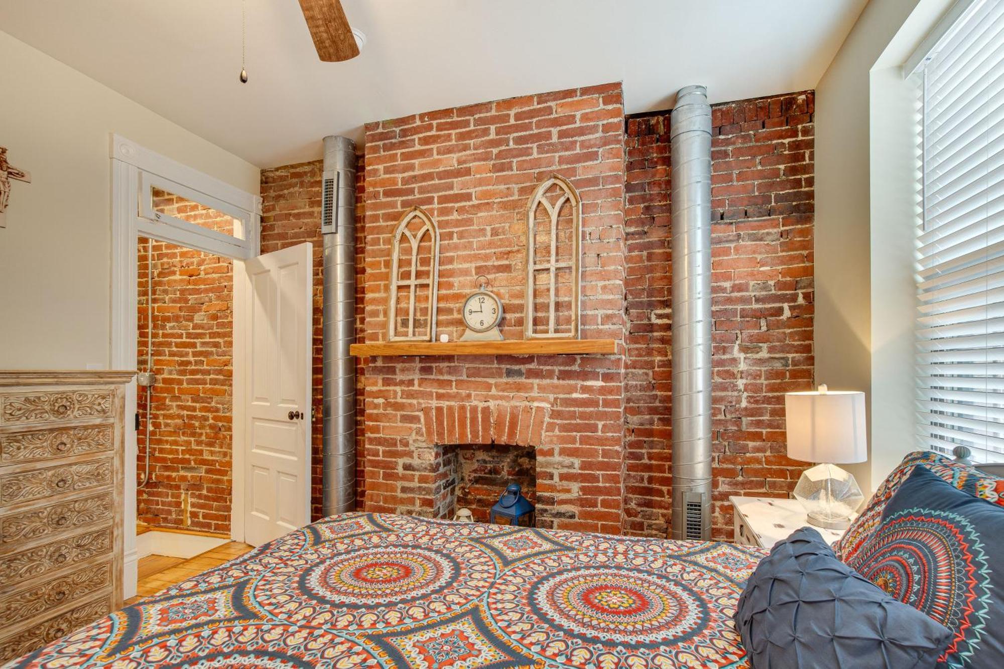 Idyllic Row House, 3 Mi To Downtown! *