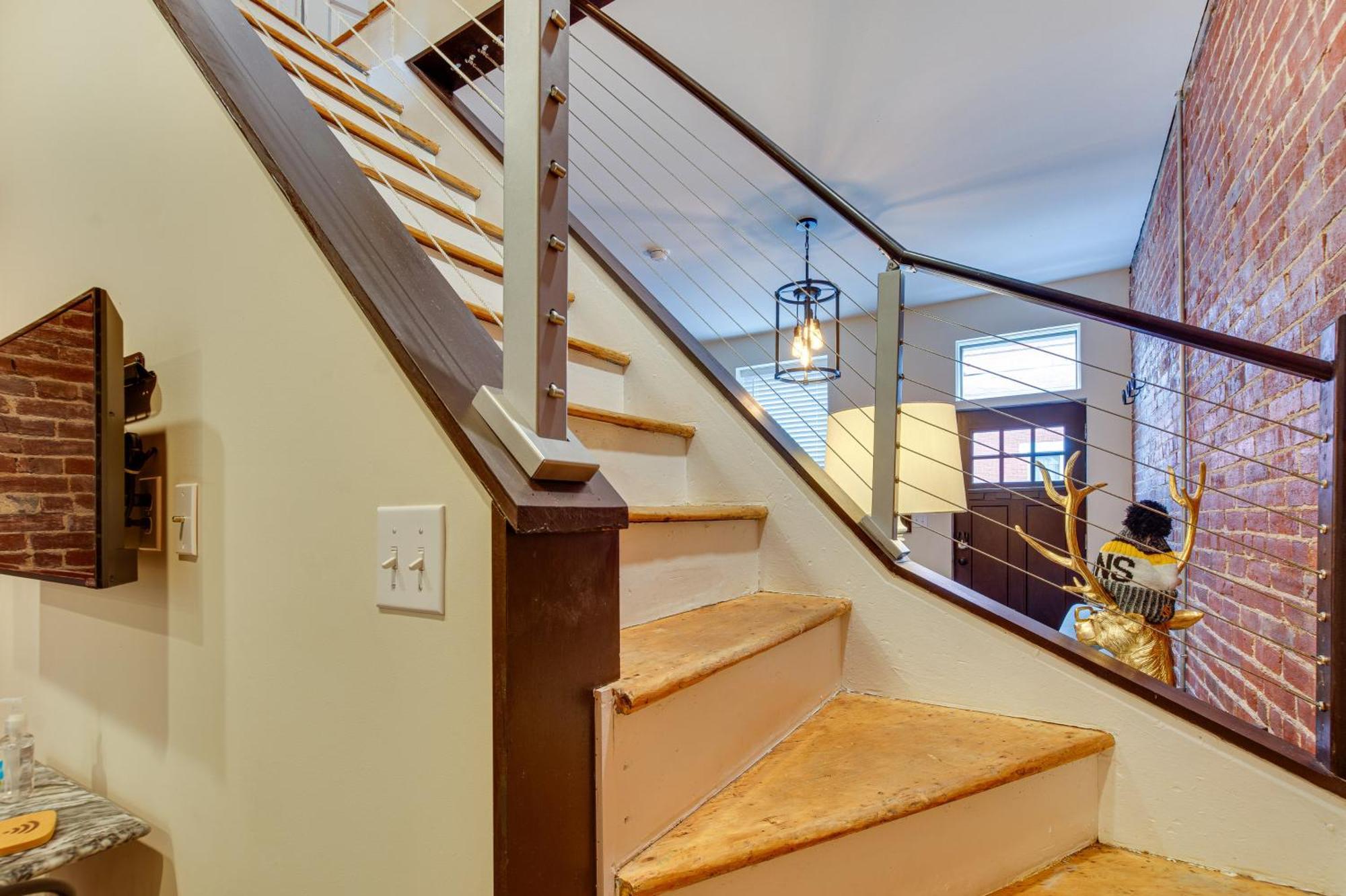 Idyllic Row House, 3 Mi To Downtown! Holiday home *