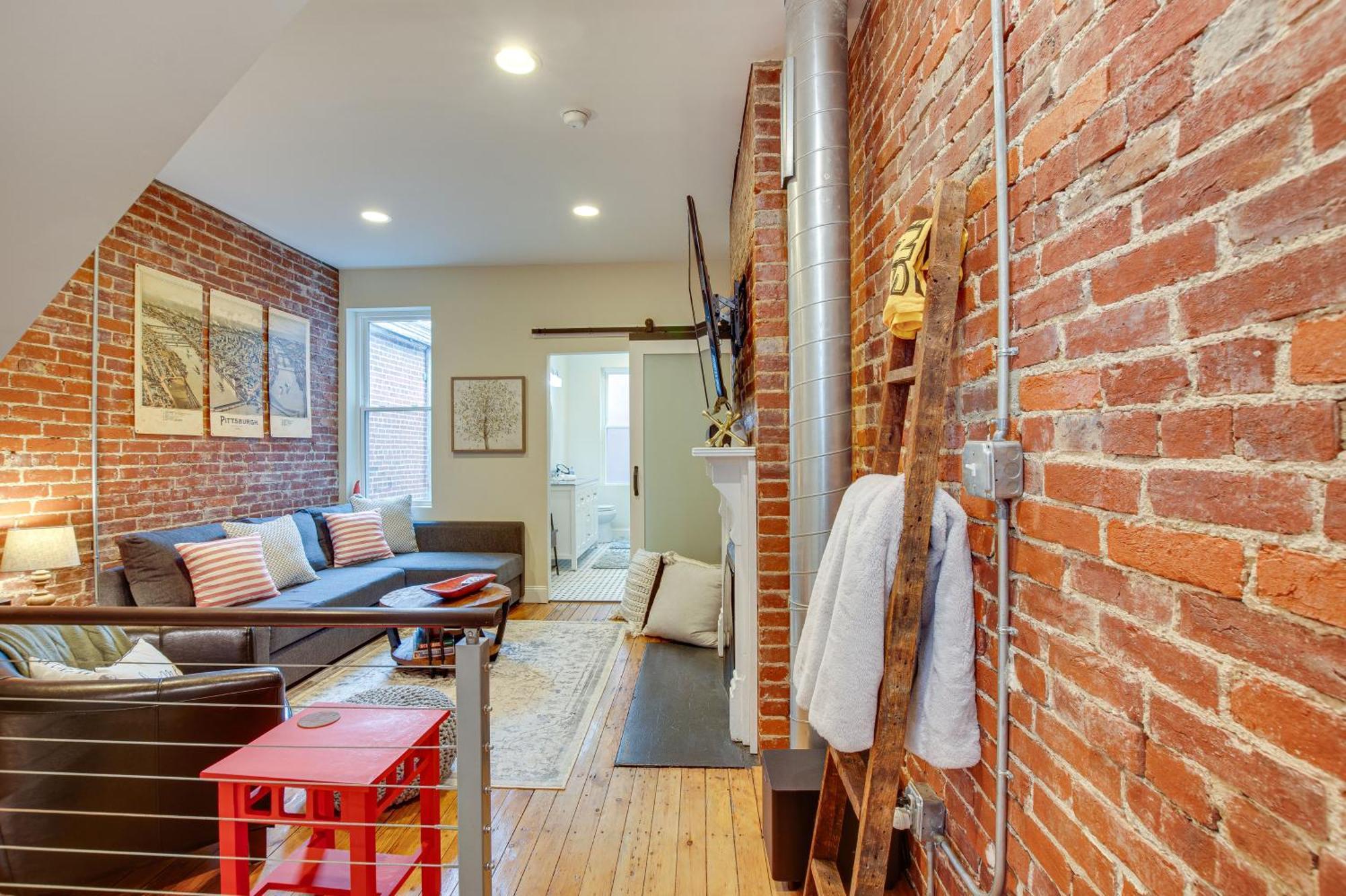 Idyllic Row House, 3 Mi To Downtown! Holiday home Pittsburgh