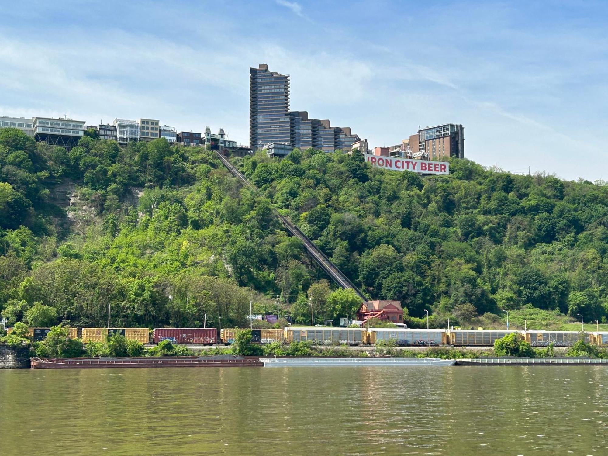Upscale Charm Prime Location 24-7 Onsite Parking Gym Lounge Apartment Pittsburgh