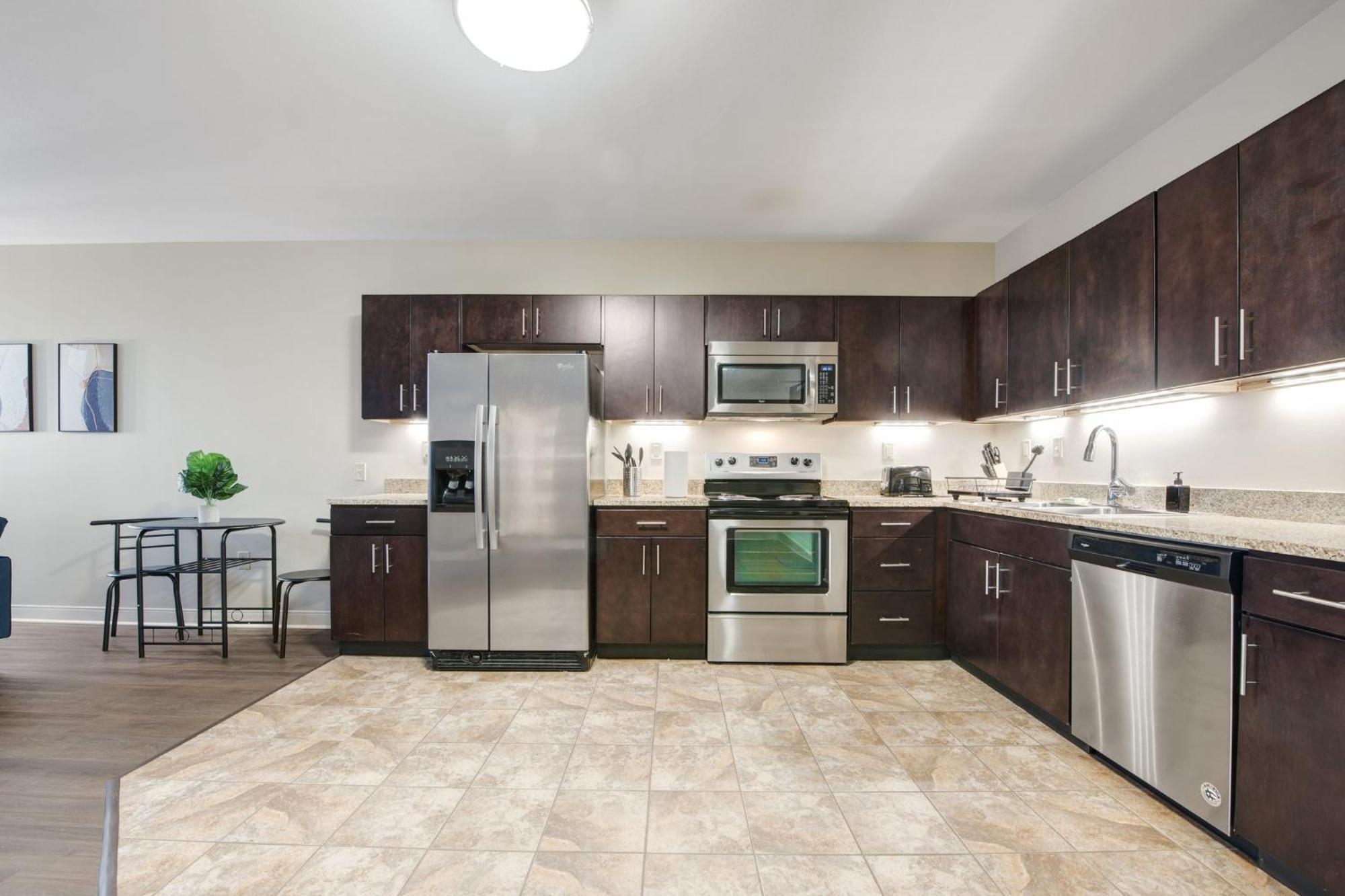 Upscale Charm Prime Location 24-7 Onsite Parking Gym Lounge *