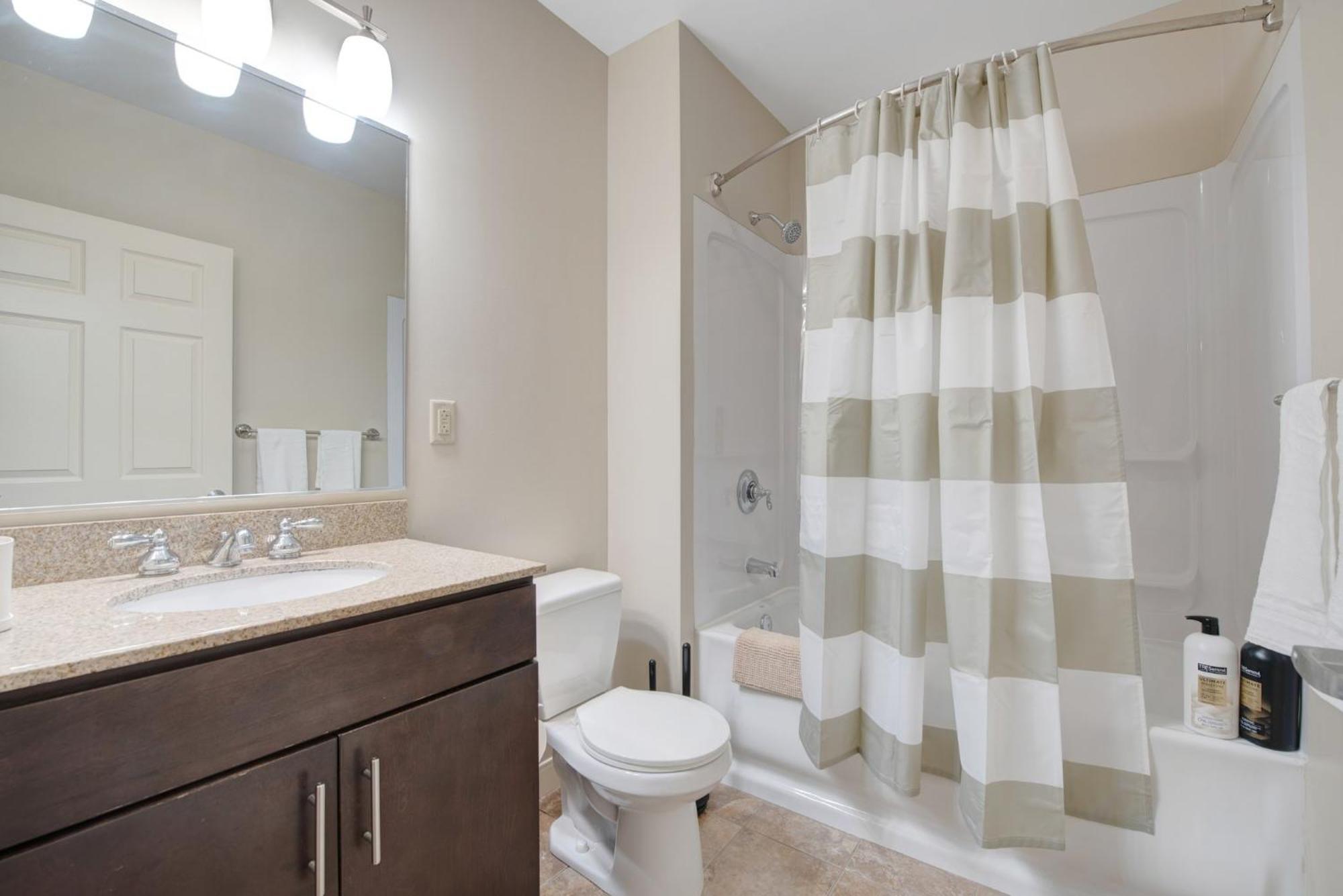 Upscale Charm Prime Location 24-7 Onsite Parking Gym Lounge Apartment Pittsburgh