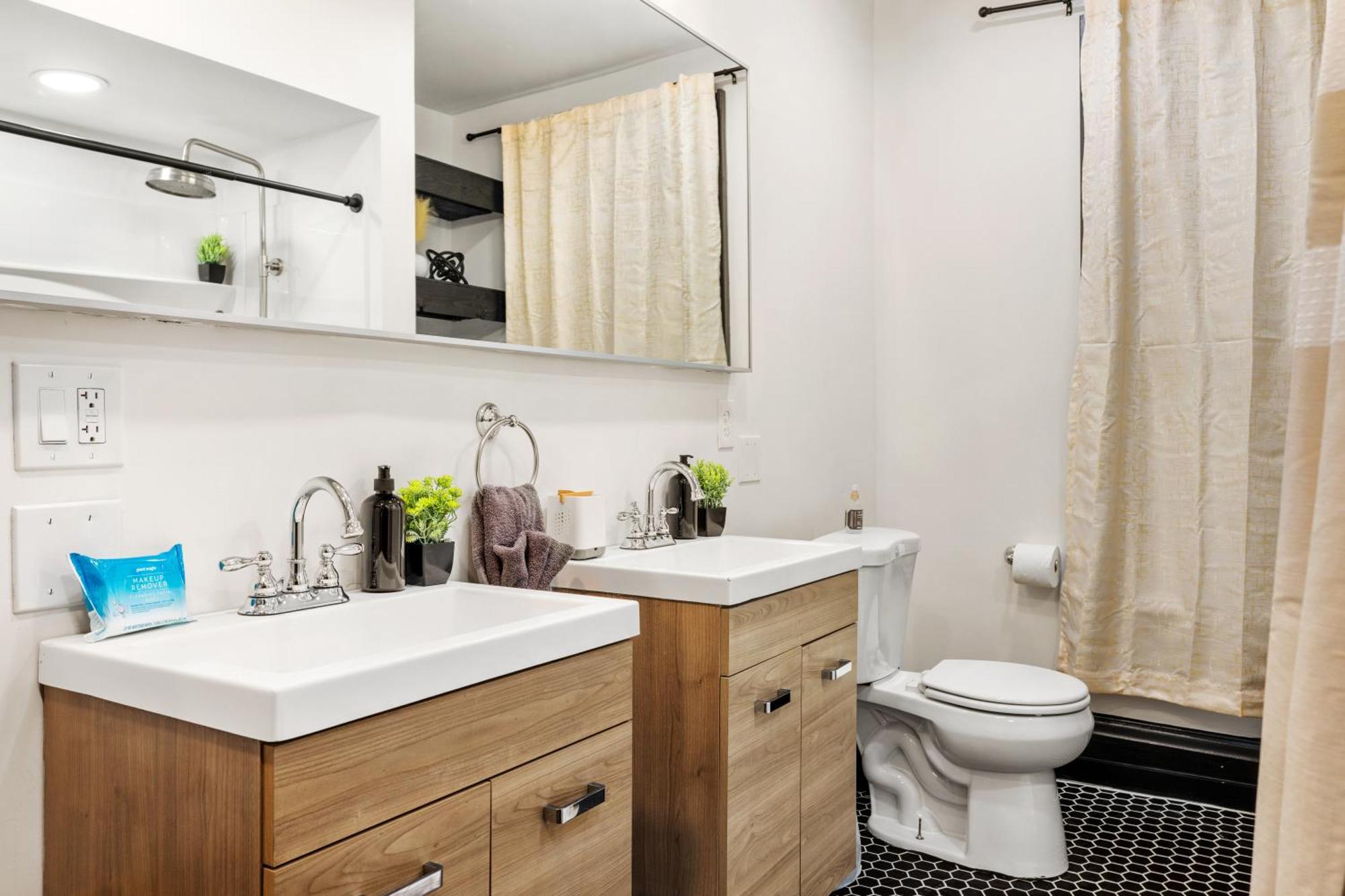 Holiday home Heart Of Downtown, 5 Mins To Andy Warhol Museum, Parking Available, Private Fenced Backyard, Smart Tv, Washer And Dryer In Unit *
