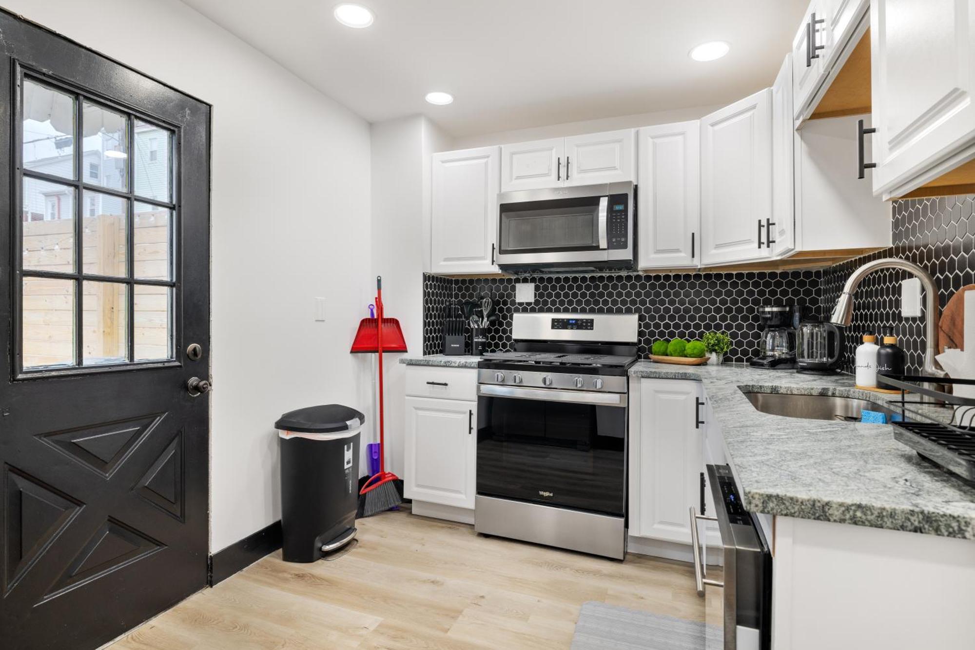 Heart Of Downtown, 5 Mins To Andy Warhol Museum, Parking Available, Private Fenced Backyard, Smart Tv, Washer And Dryer In Unit Holiday home