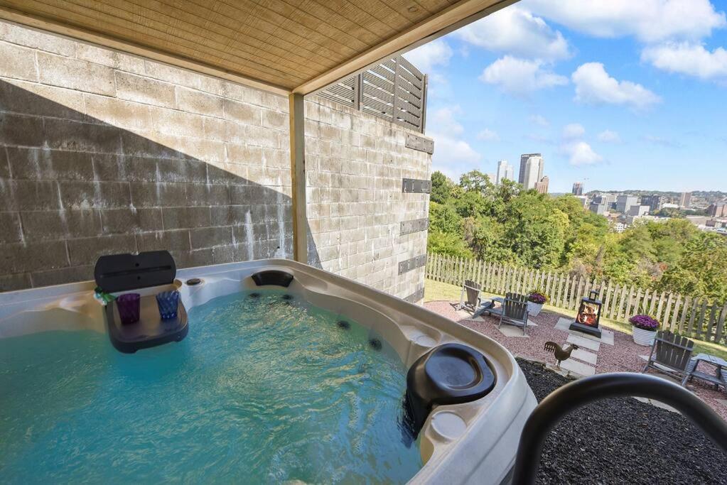 View Sanctuary With Hot Tub * Pittsburgh