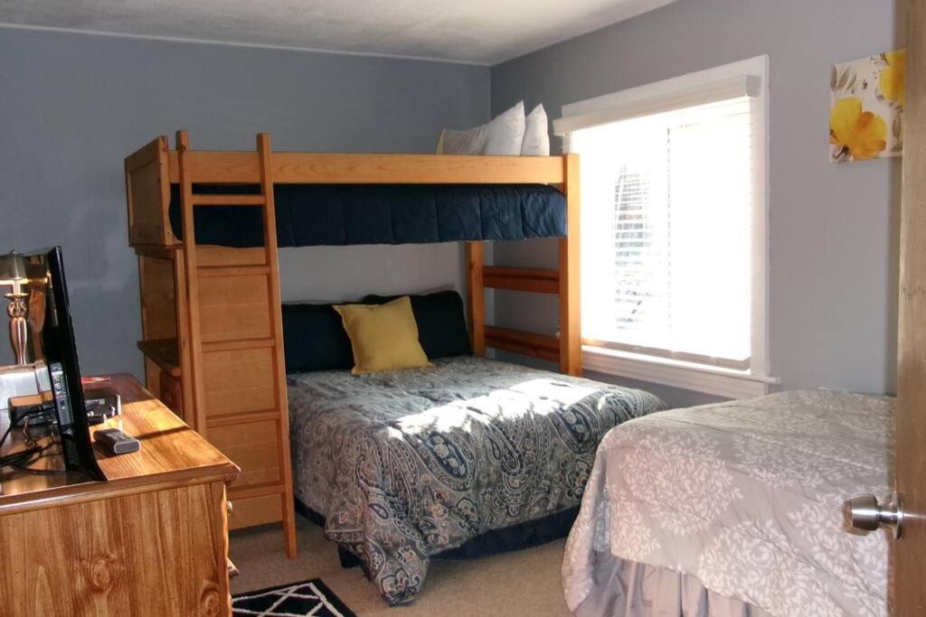 Apartment North Side Bungalow - Sleeps 8!
