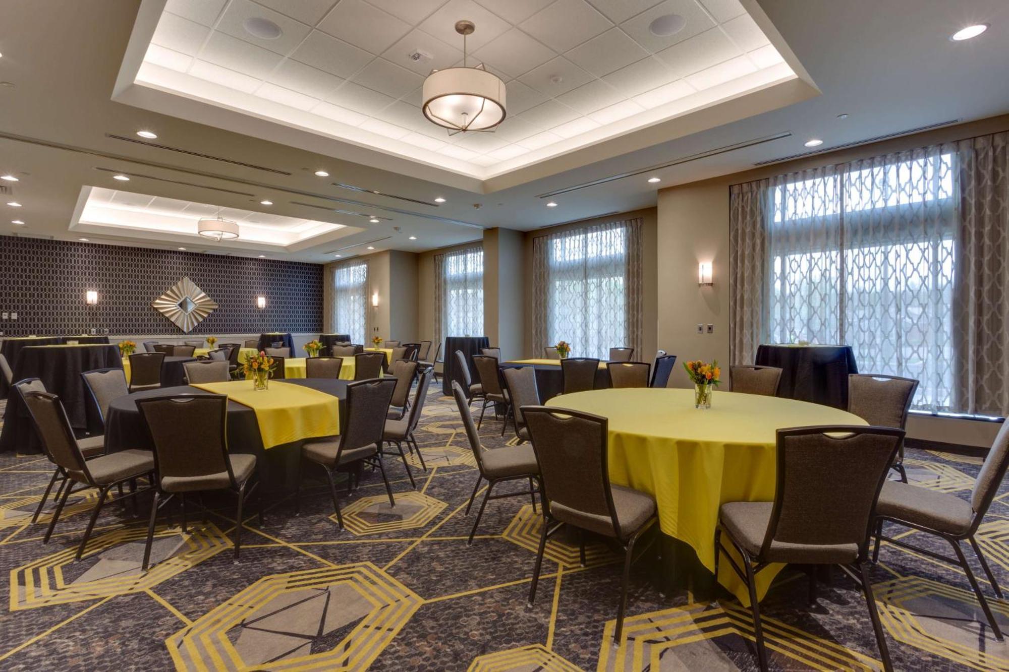 Hotel Drury & Airport Settlers Ridge Pittsburgh