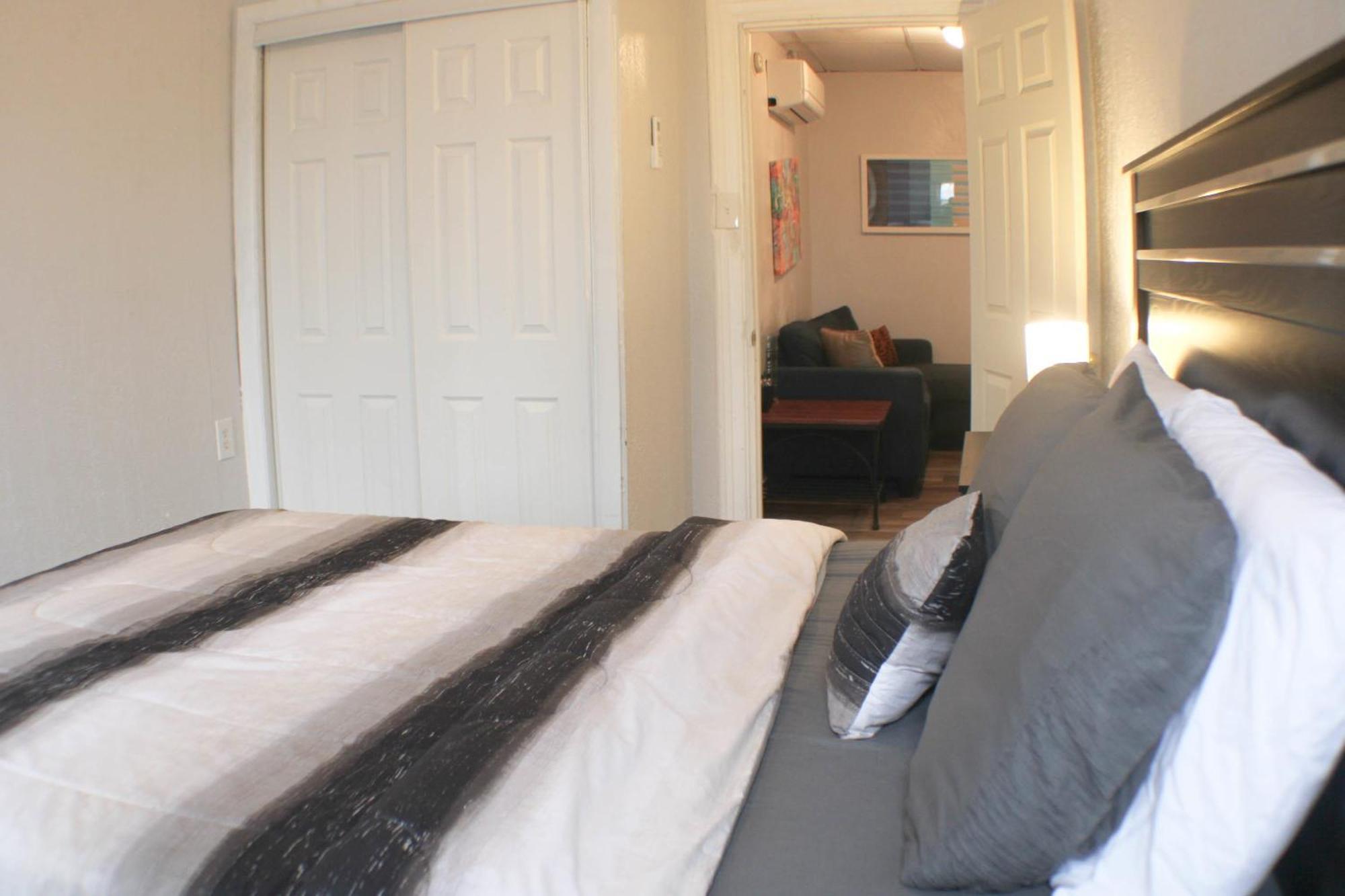 2br - Parking - 5 Min To North Shore!