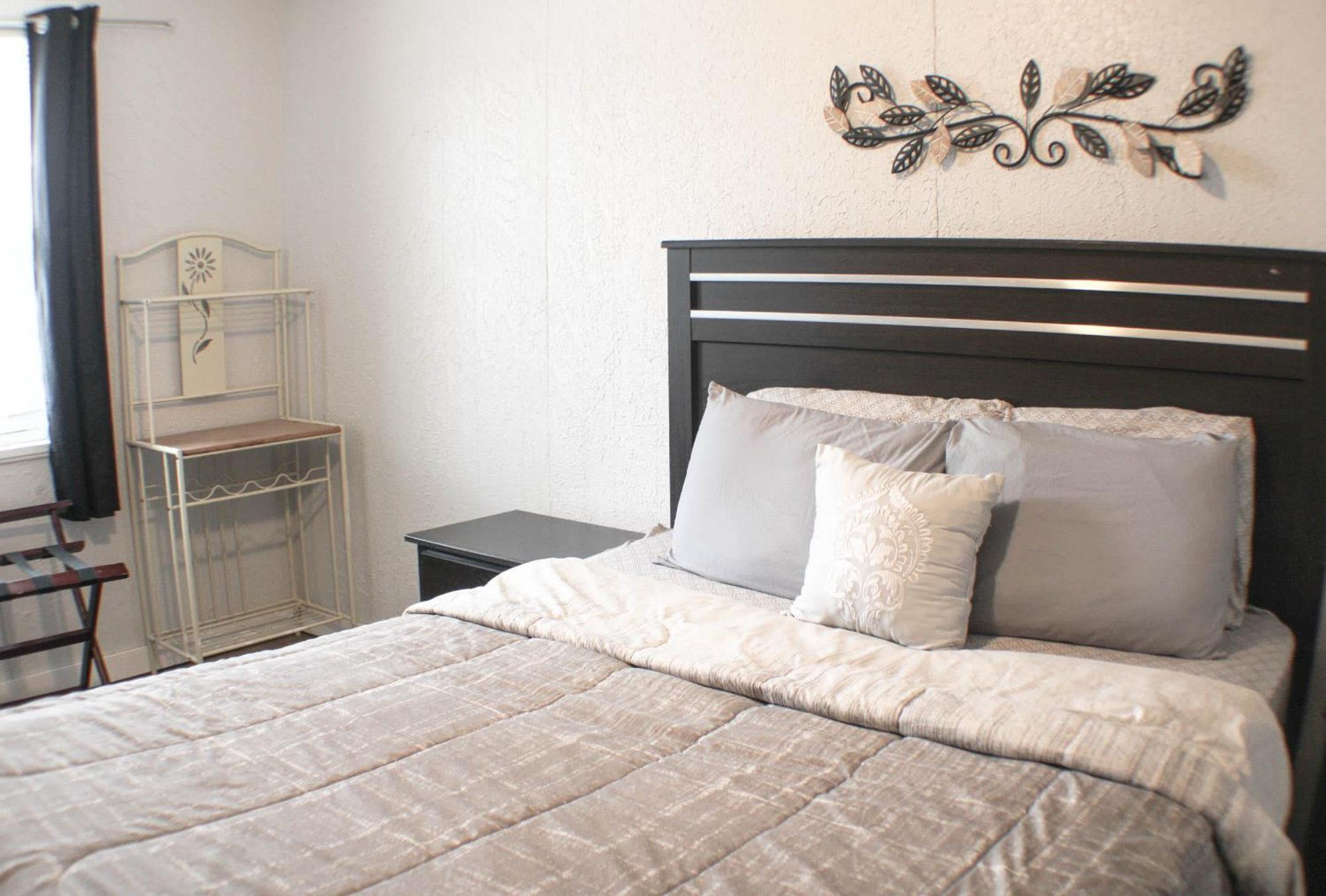 2br - Parking - 5 Min To North Shore!
