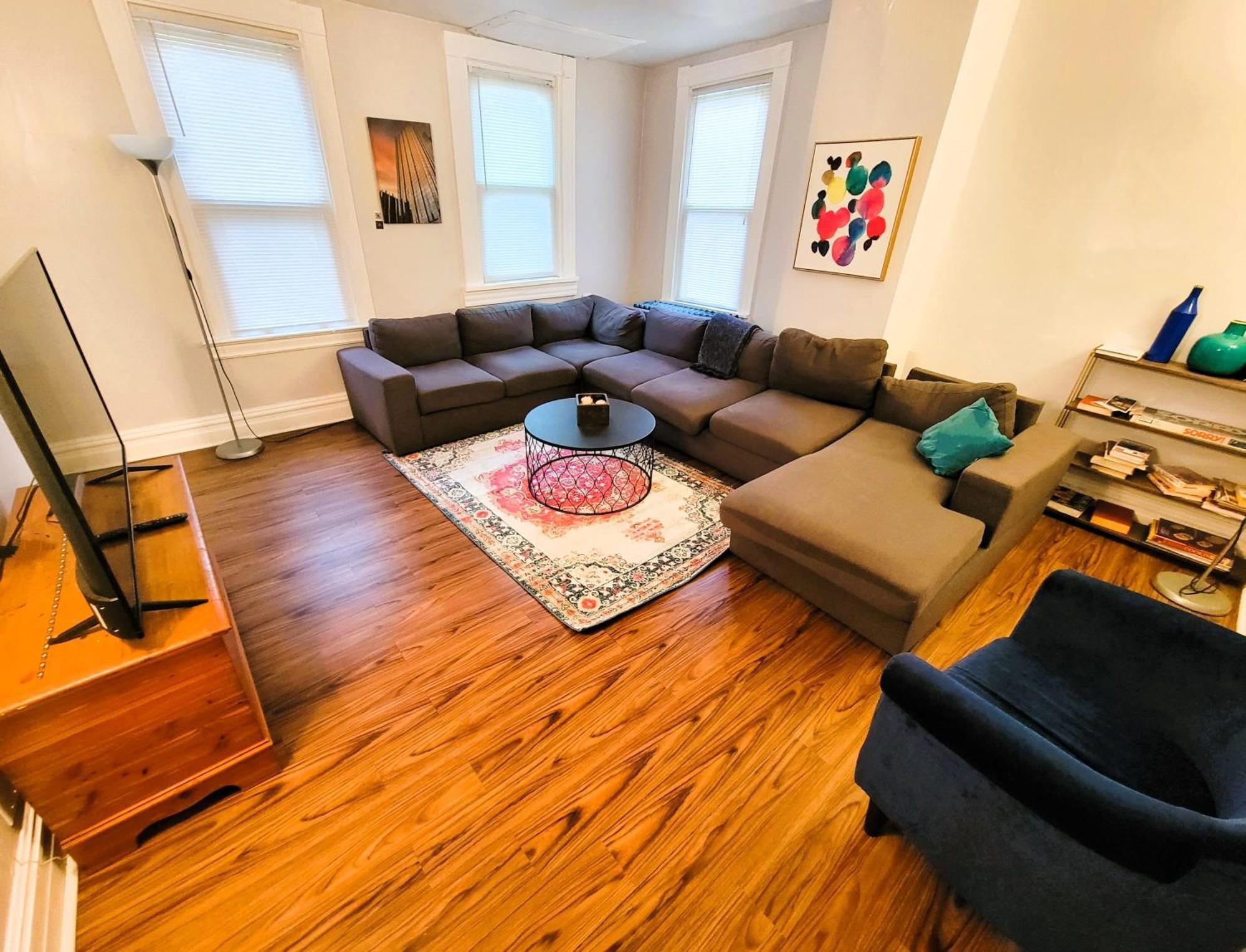 Apartment 3 Bedroom - Off Street Parking - Amazing View Nearby