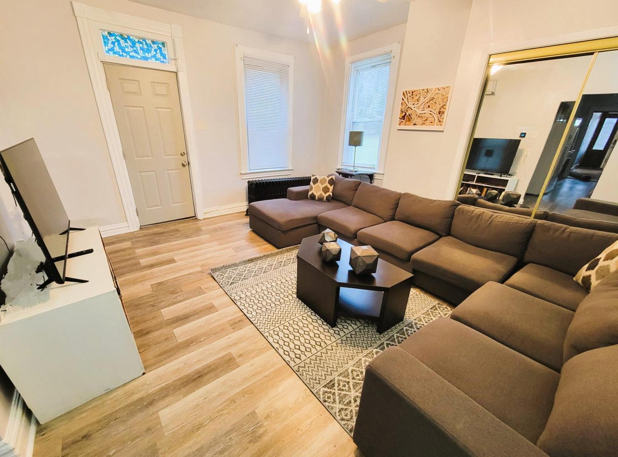 2 Bedroom - Off Street Parking - Amazing View Nearby