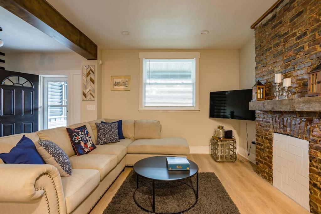 Sophisticated Elegance In Pghs Scenic Locale Holiday home Pittsburgh