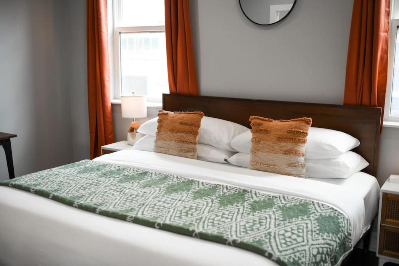 The Charlotte - Rooftop Patio, King Bed, Garage Parking, Prime Location Holiday home Pittsburgh