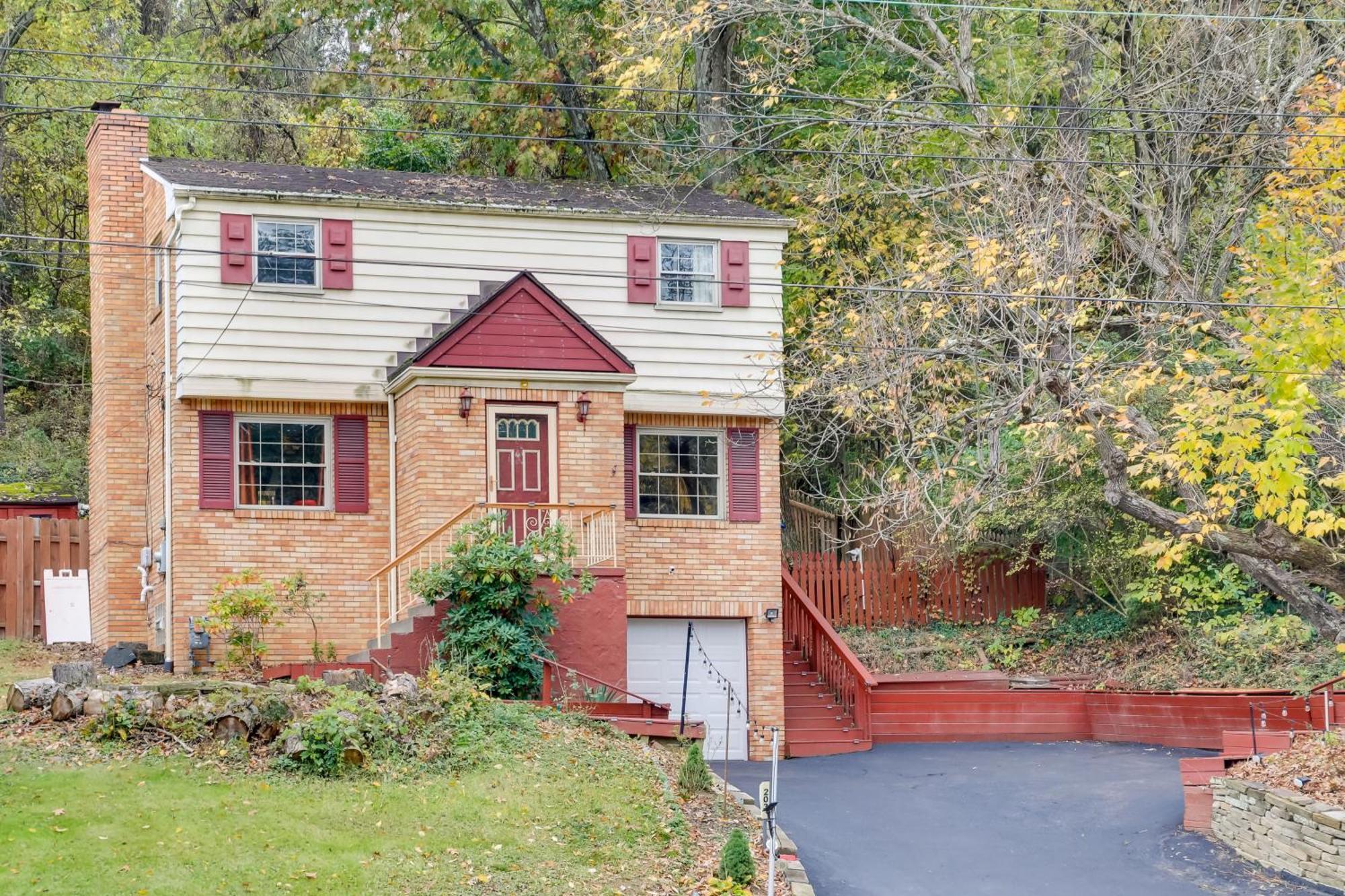 Cute With Patio About 7 Mi To Dtwn Holiday home Pittsburgh