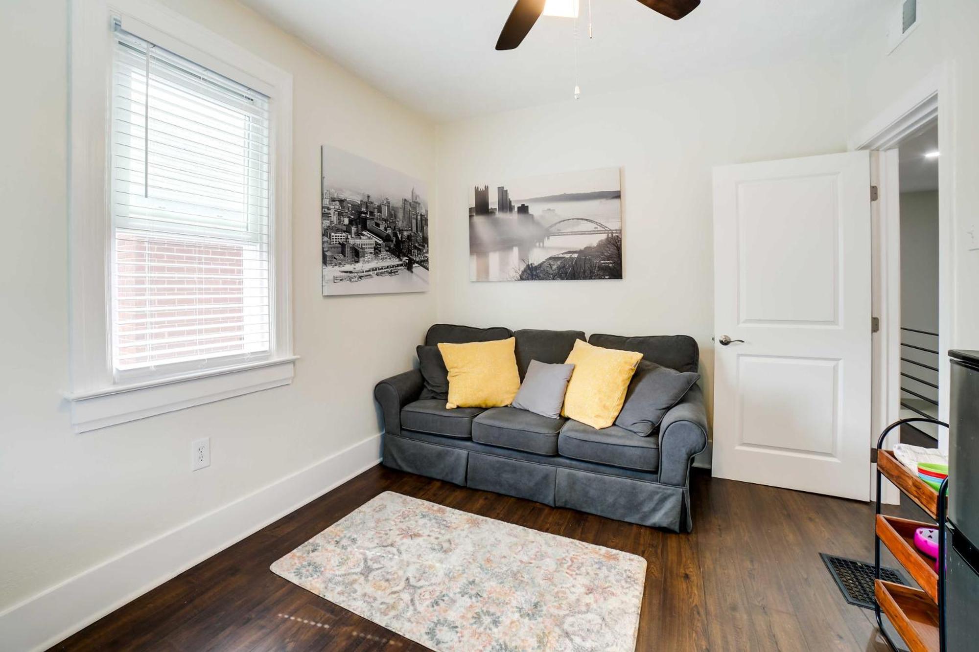 Pet-friendly - 100 Feet To Walnut Street Pittsburgh