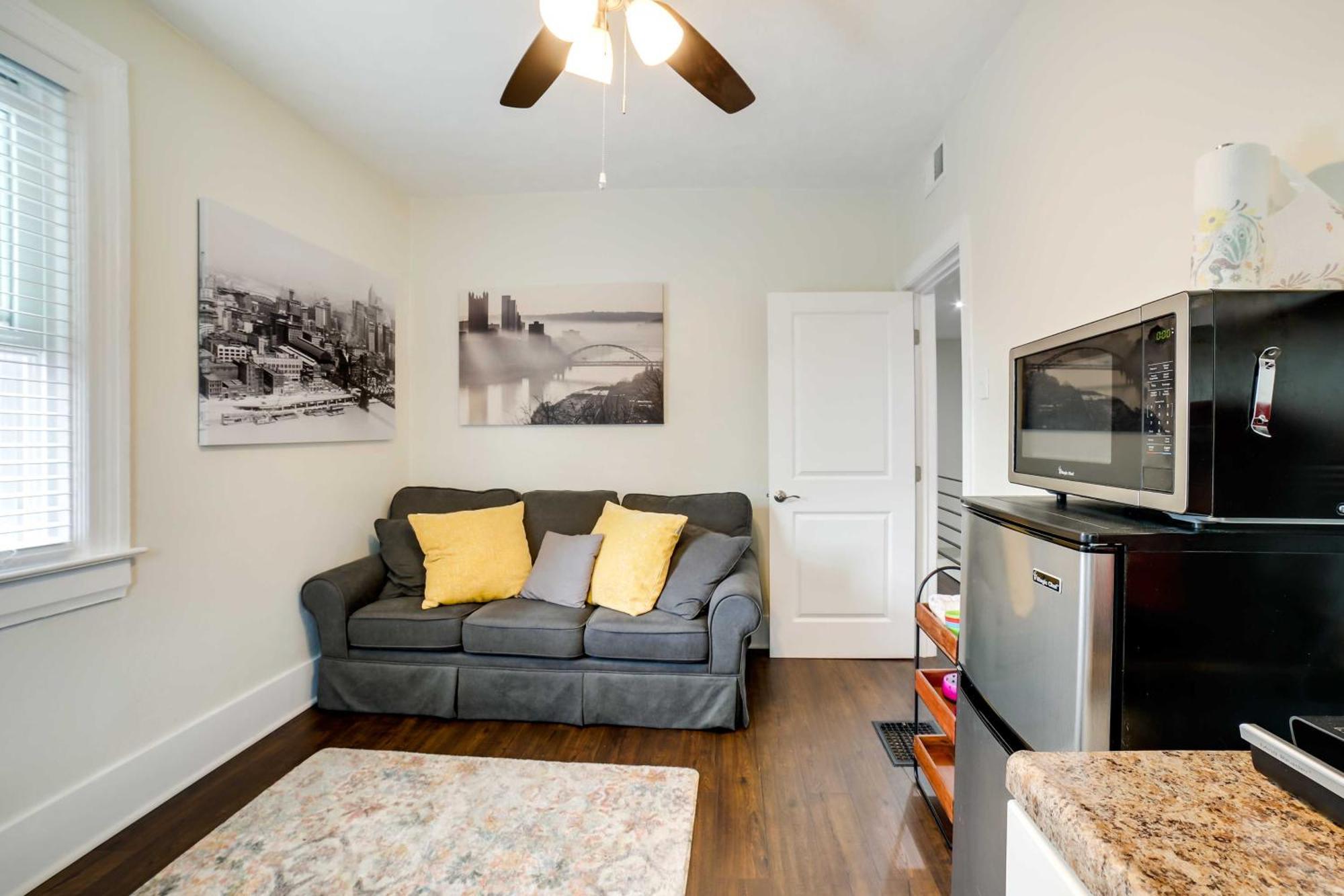 Pet-friendly - 100 Feet To Walnut Street Pittsburgh