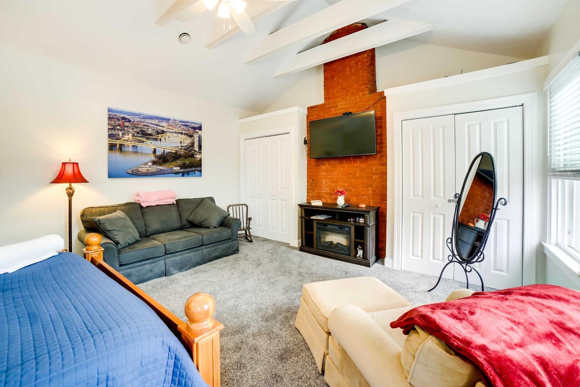 Pet-friendly - 100 Feet To Walnut Street Holiday home