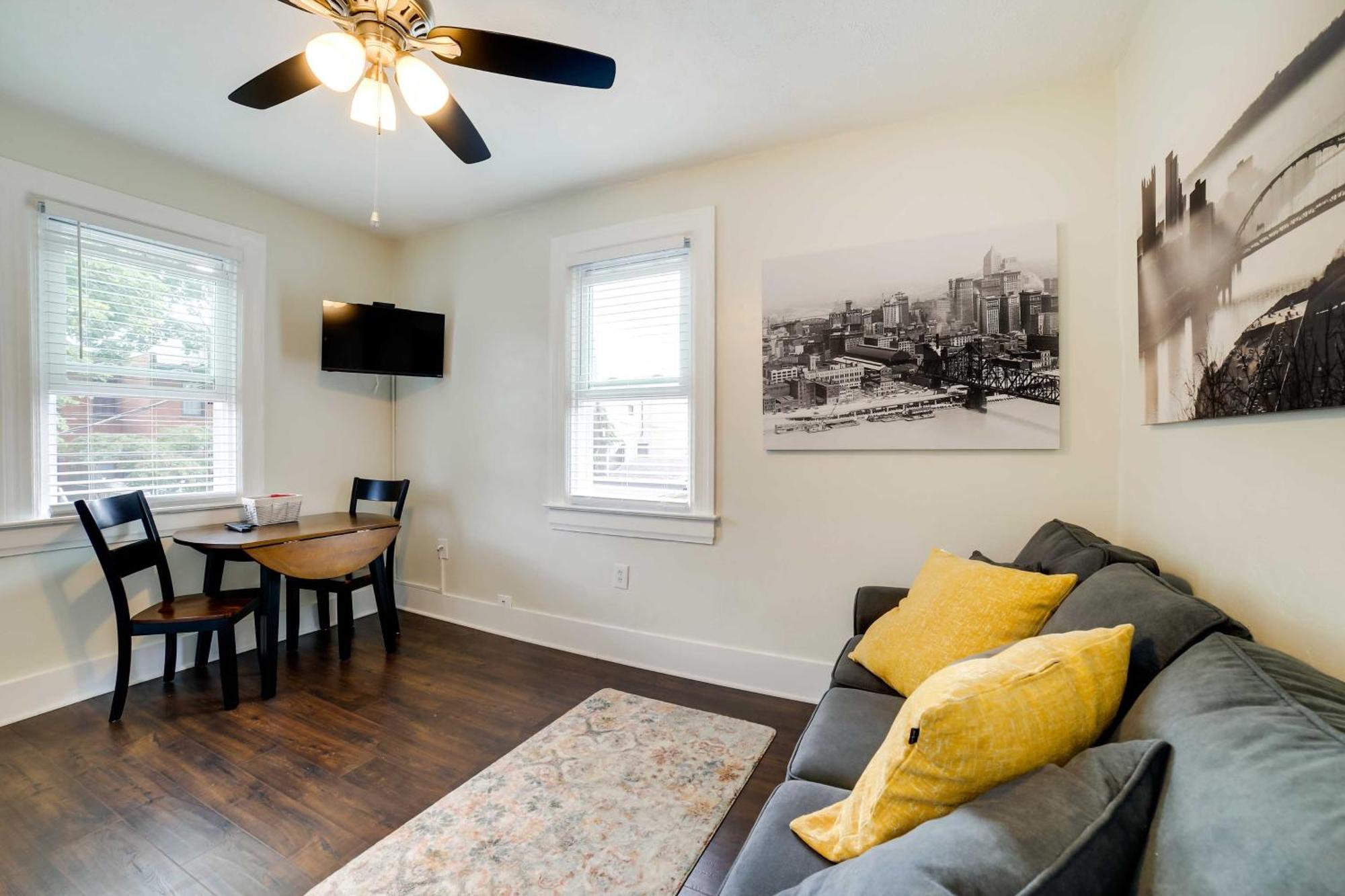 Pet-friendly - 100 Feet To Walnut Street Holiday home *