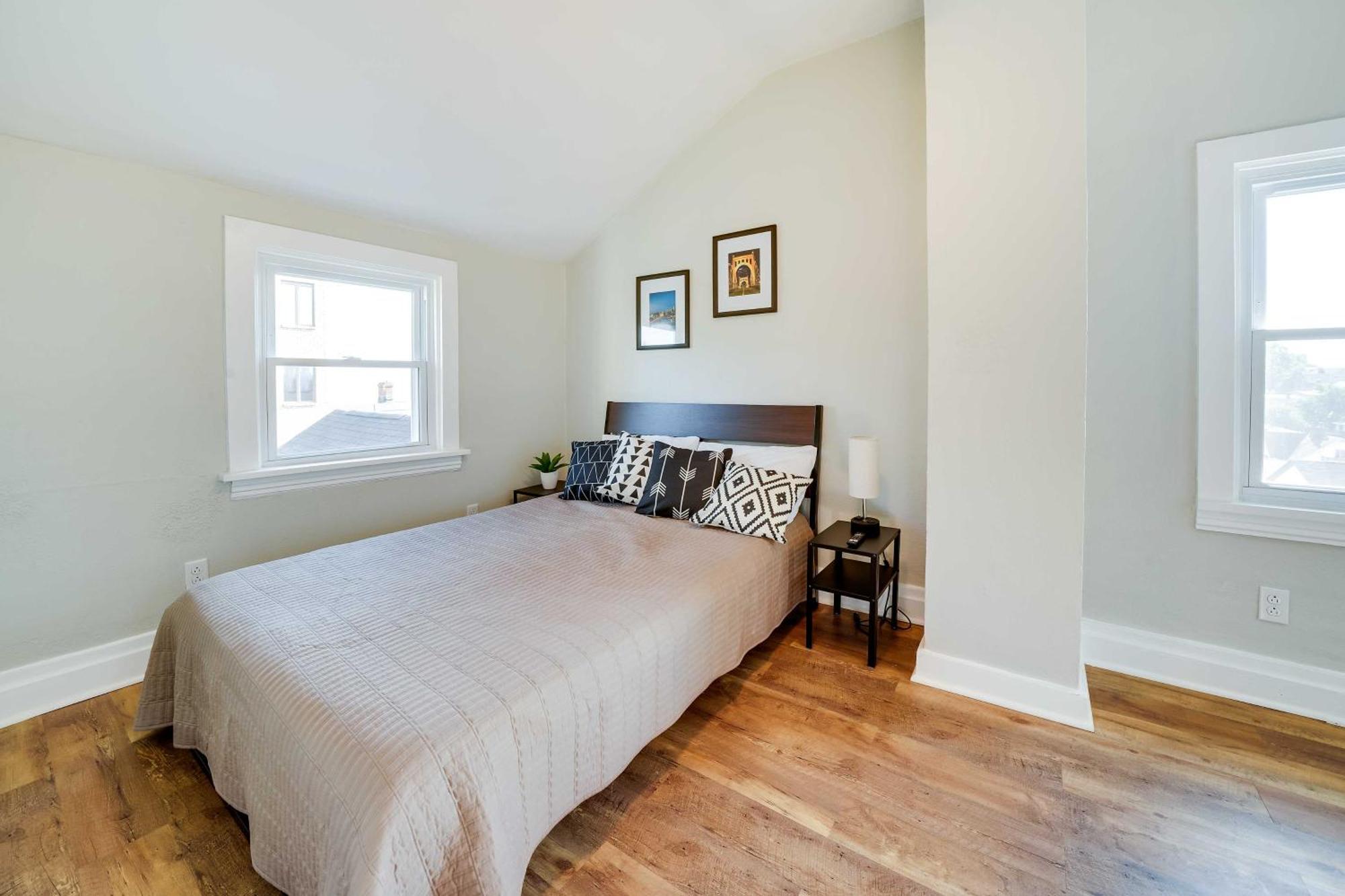 Bright Apt, Walk To Grandview Ave! *