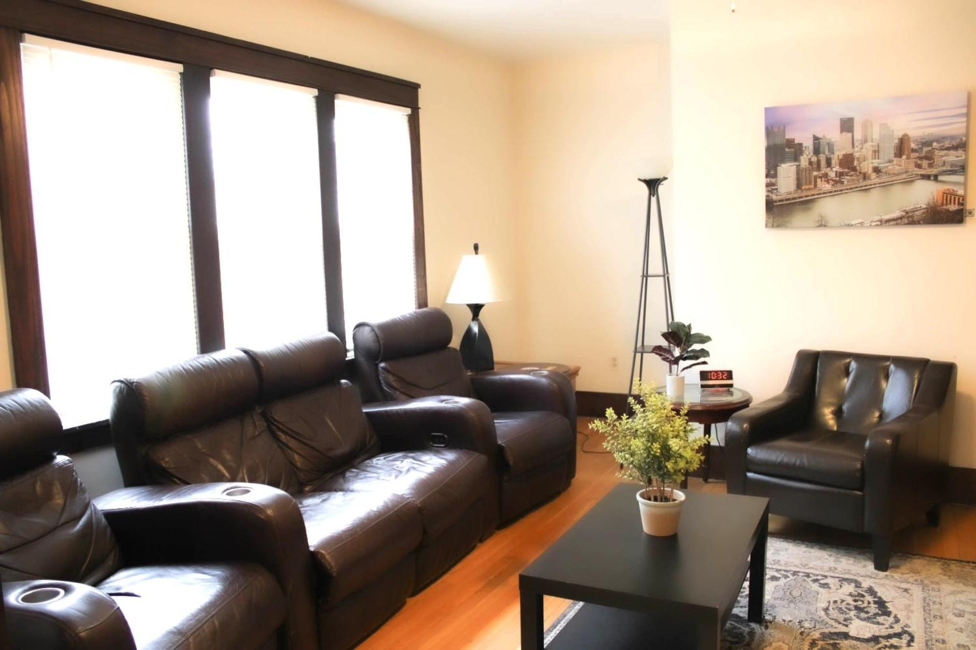 Comfy And Spacious 3 Bedroom - Easy Access Apartment *