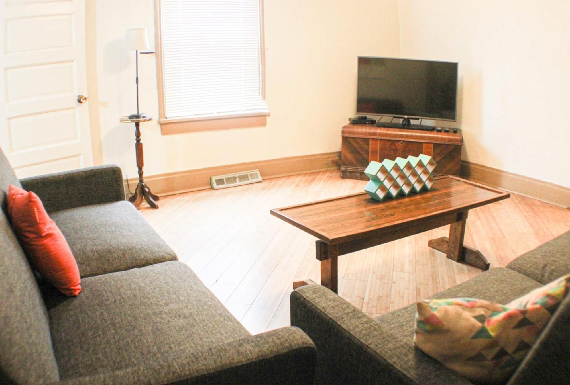 Comfortable - Pittsburgh's Little Italy Apartment
