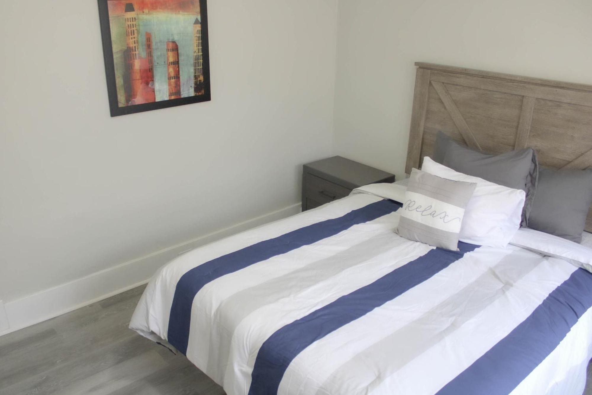 Comfy 3 Bedroom - Family Friendly - Access Apartment Pittsburgh