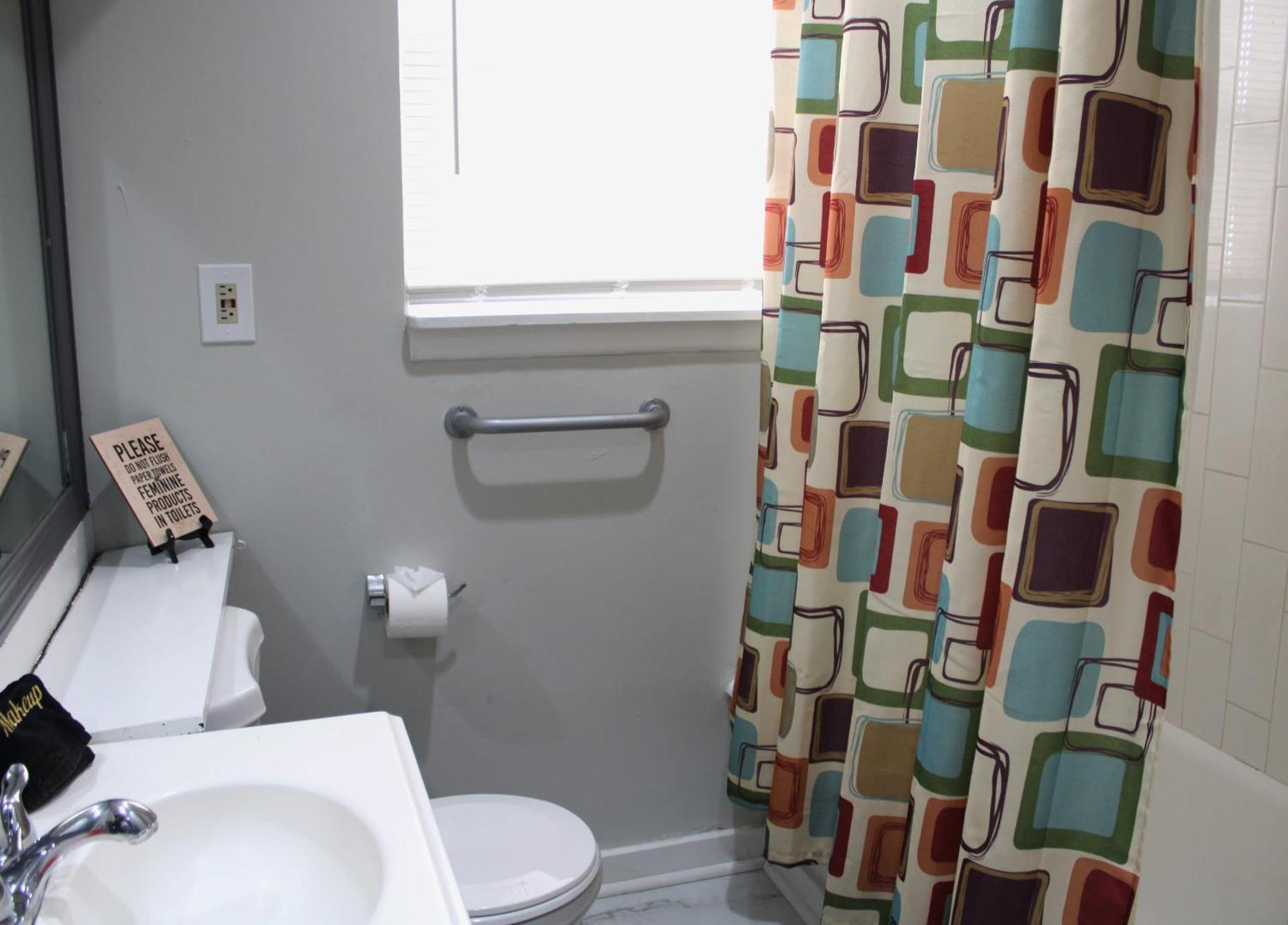 Comfy 3 Bedroom - Family Friendly - Access Apartment Pittsburgh