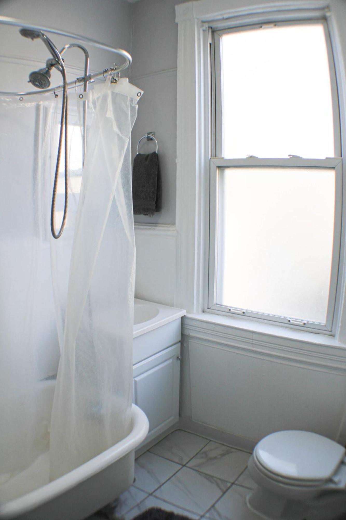 3 Bedroom - Off Street Parking - Amazing View Nearby