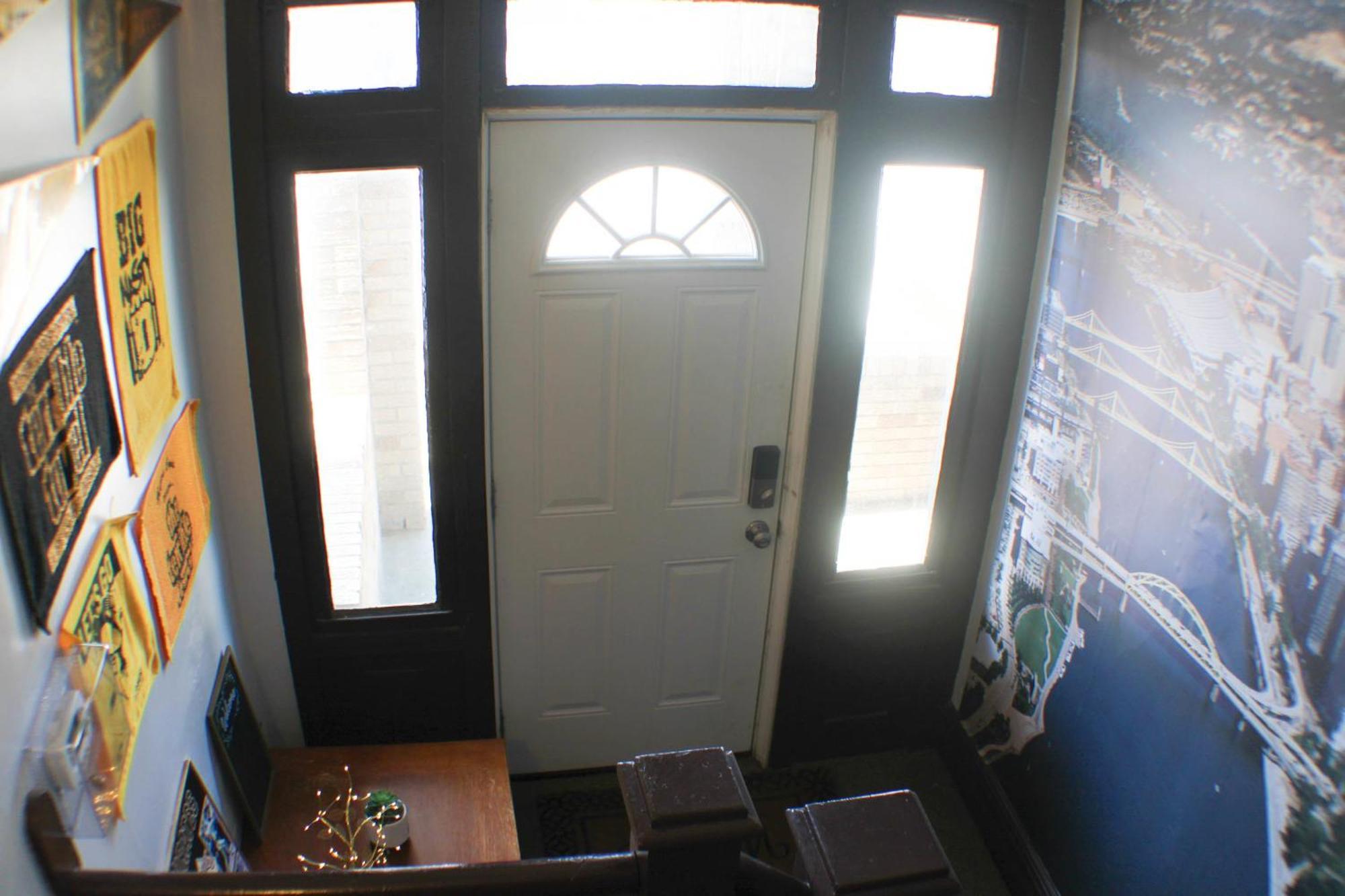 3 Bedroom - Off Street Parking - Amazing View Nearby Apartment *