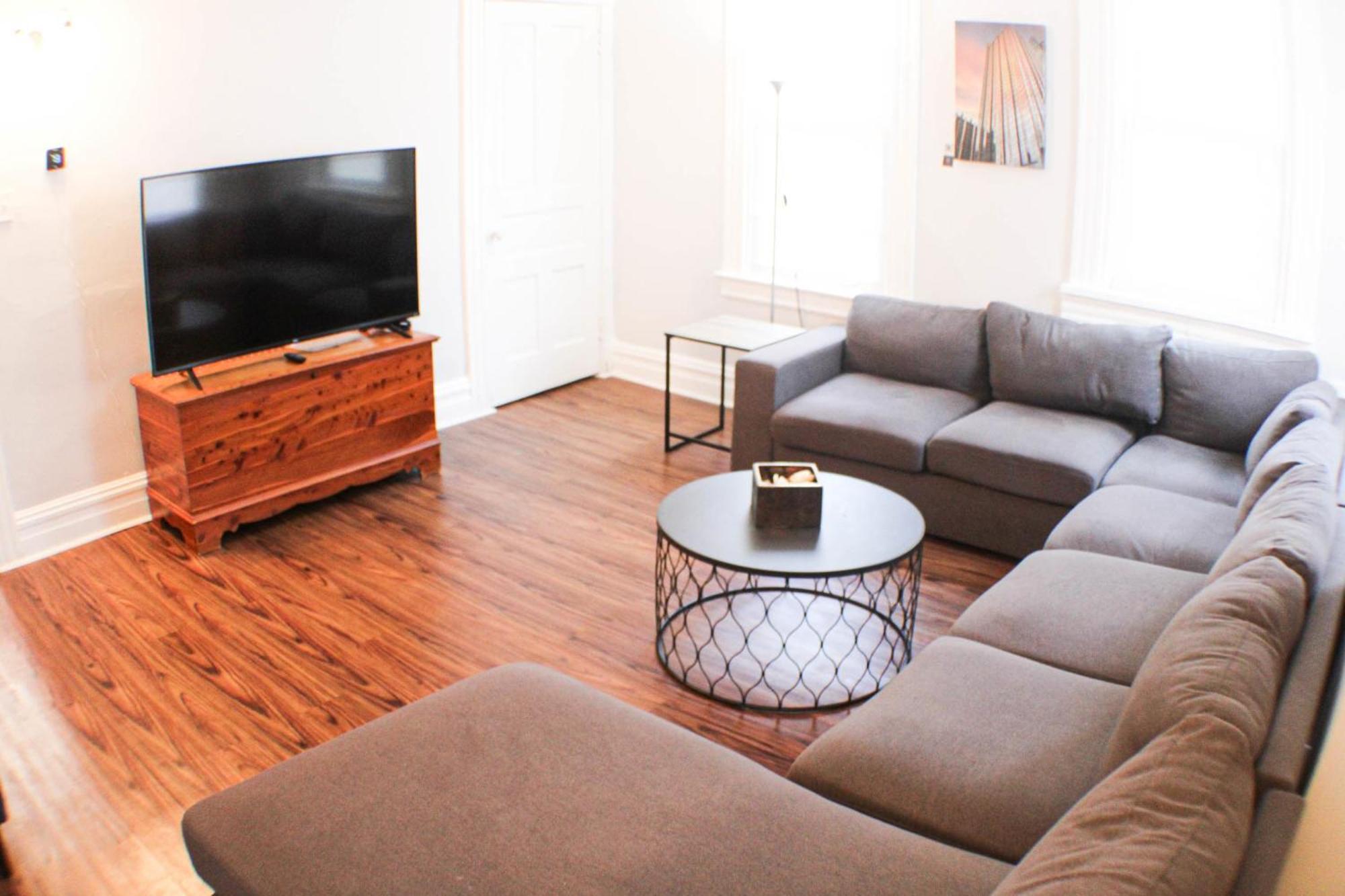 3 Bedroom - Off Street Parking - Amazing View Nearby *
