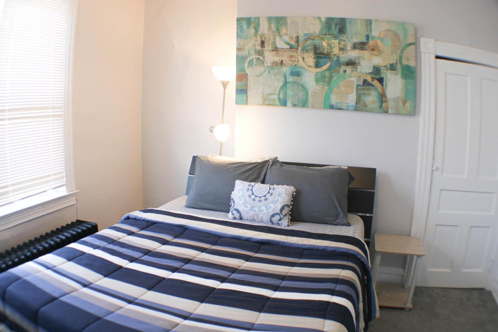 3 Bedroom - Off Street Parking - Amazing View Nearby Apartment *