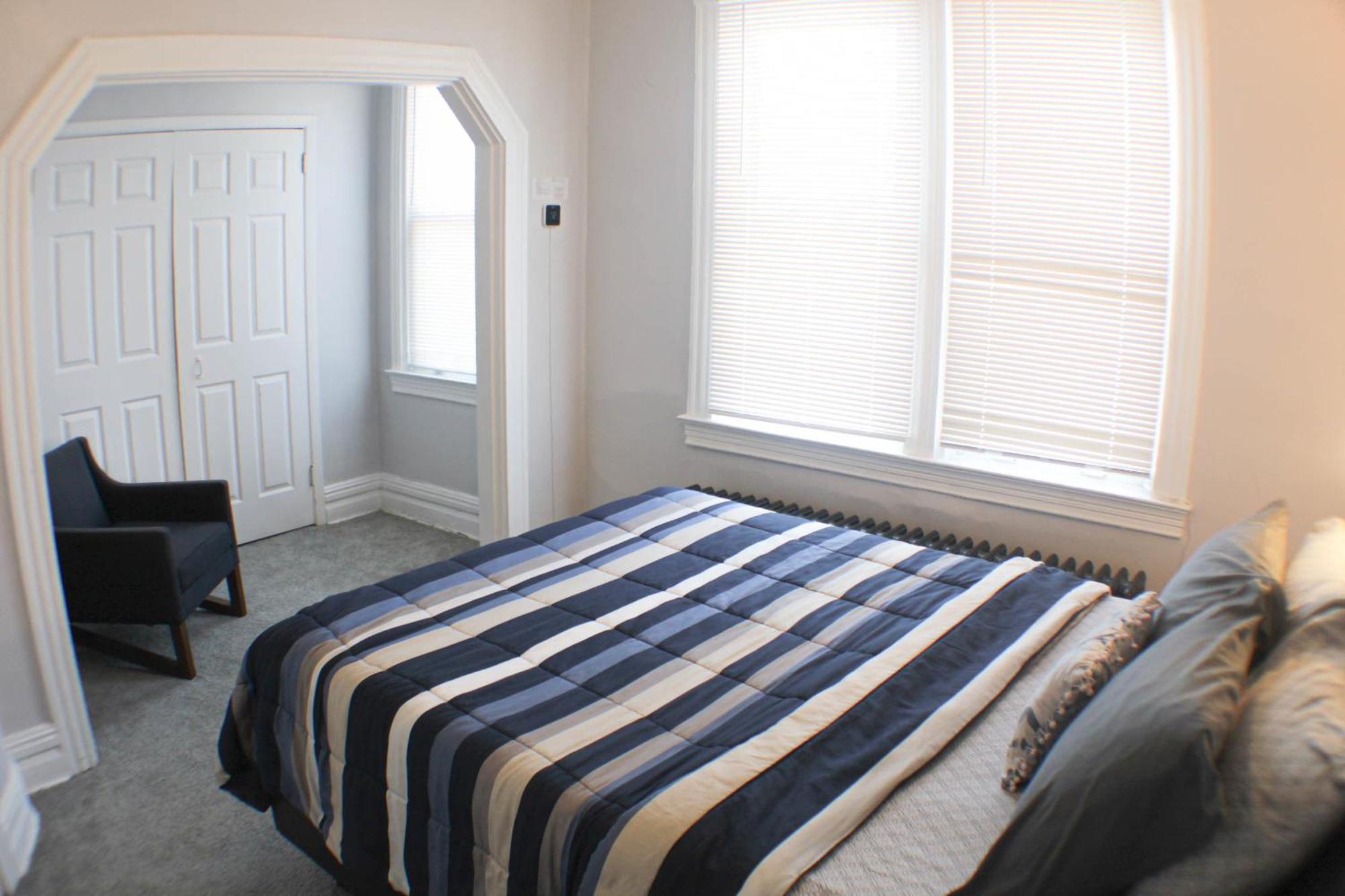 Apartment 3 Bedroom - Off Street Parking - Amazing View Nearby