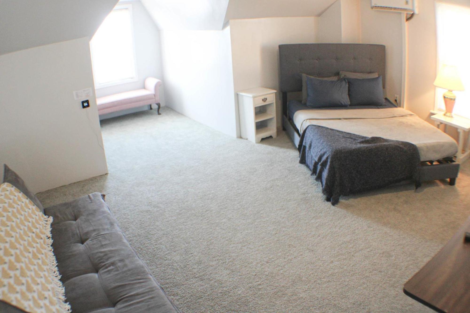 3 Bedroom - Off Street Parking - Amazing View Nearby Pittsburgh