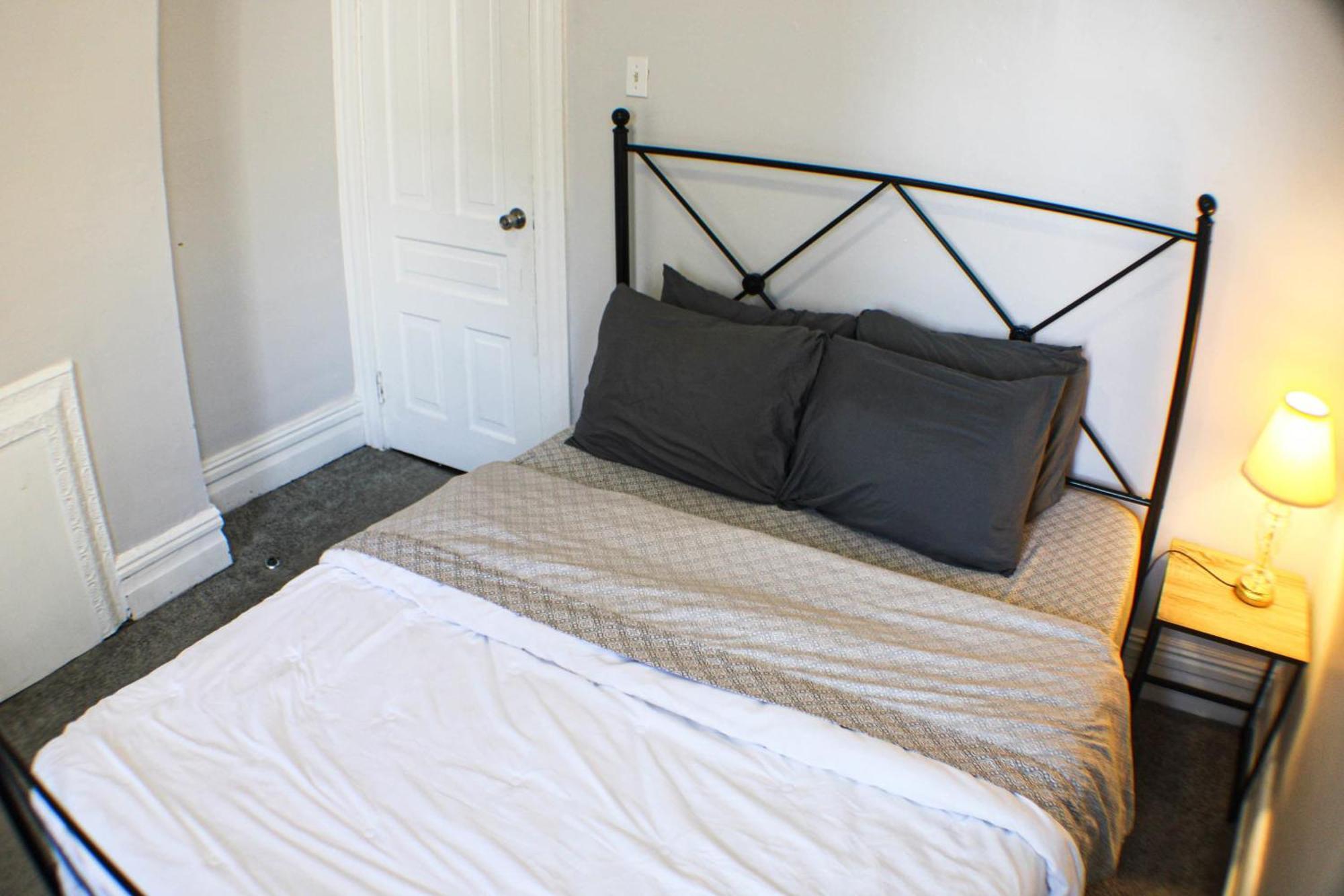 Apartment 3 Bedroom - Off Street Parking - Amazing View Nearby Pittsburgh