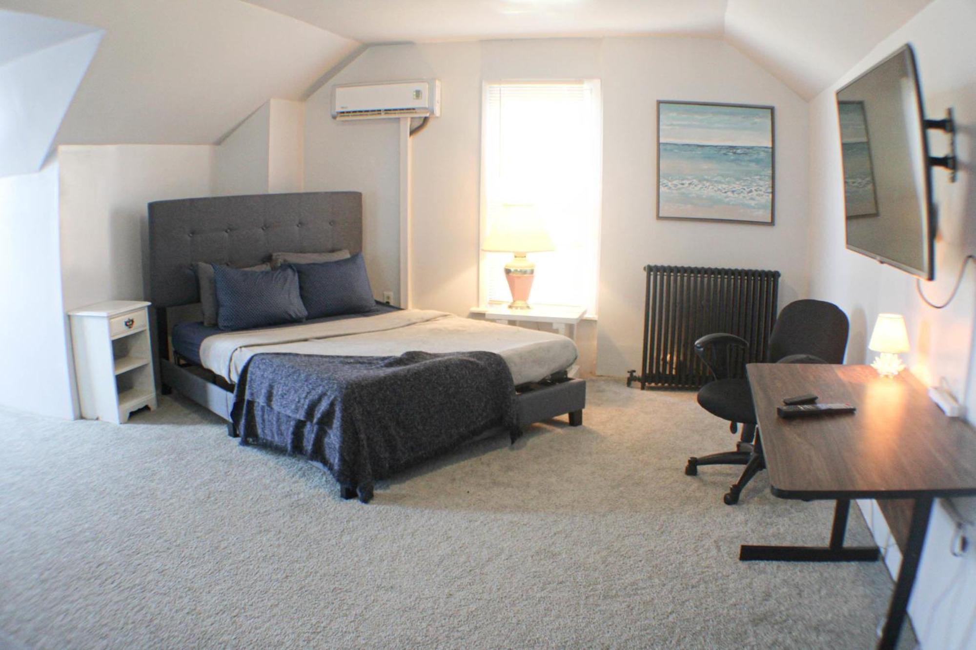 Apartment 3 Bedroom - Off Street Parking - Amazing View Nearby Pittsburgh