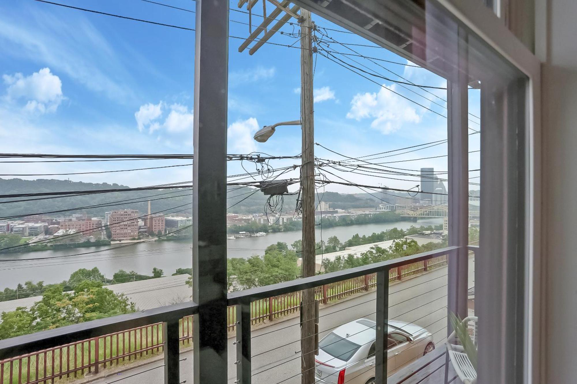 Urban Oasis Retreat With Luxury Design, Hot Tub, Fire Pit, Breathtaking Downtown & River Views Pittsburgh
