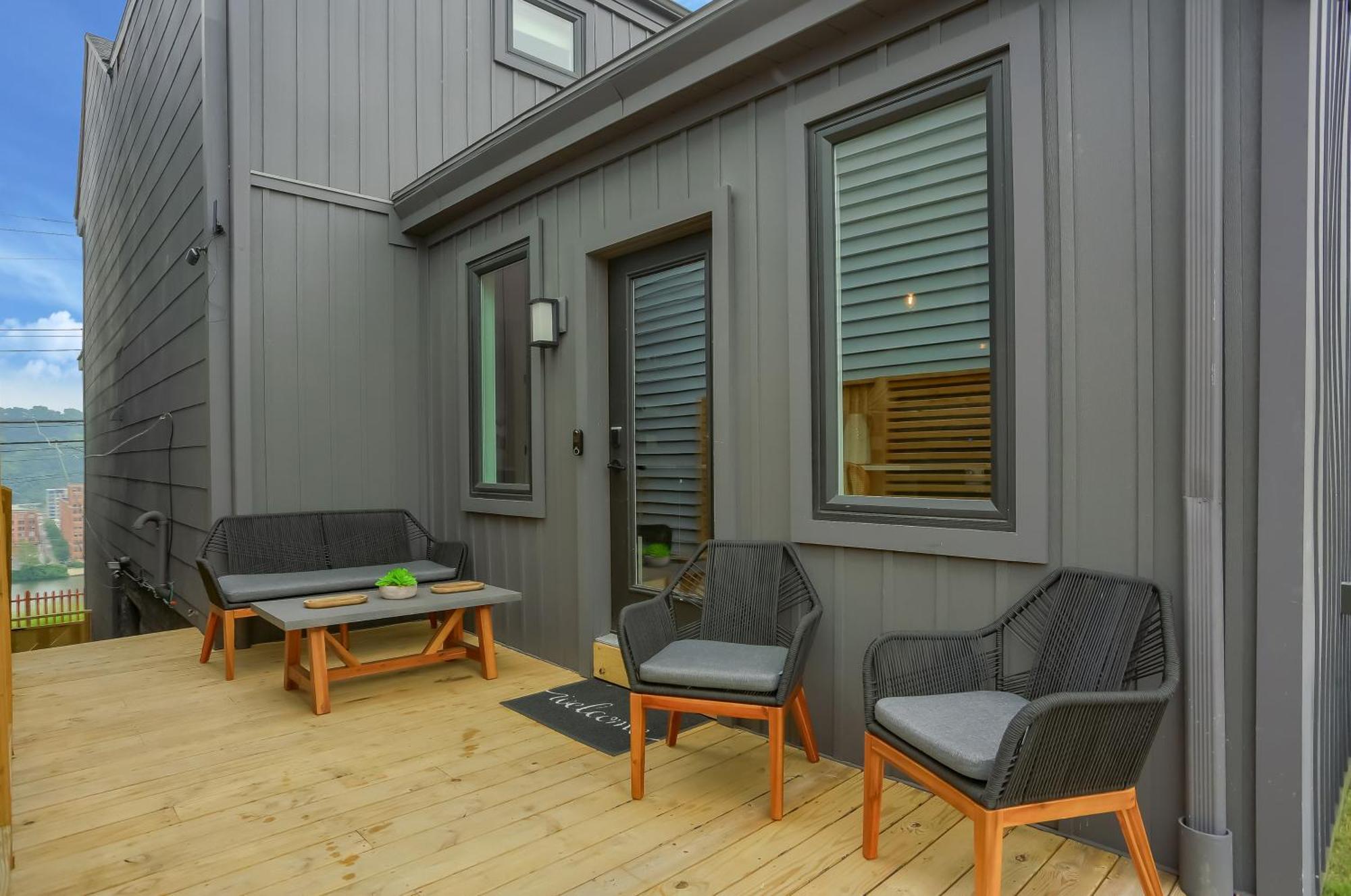 Urban Oasis Retreat With Luxury Design, Hot Tub, Fire Pit, Breathtaking Downtown & River Views * Pittsburgh