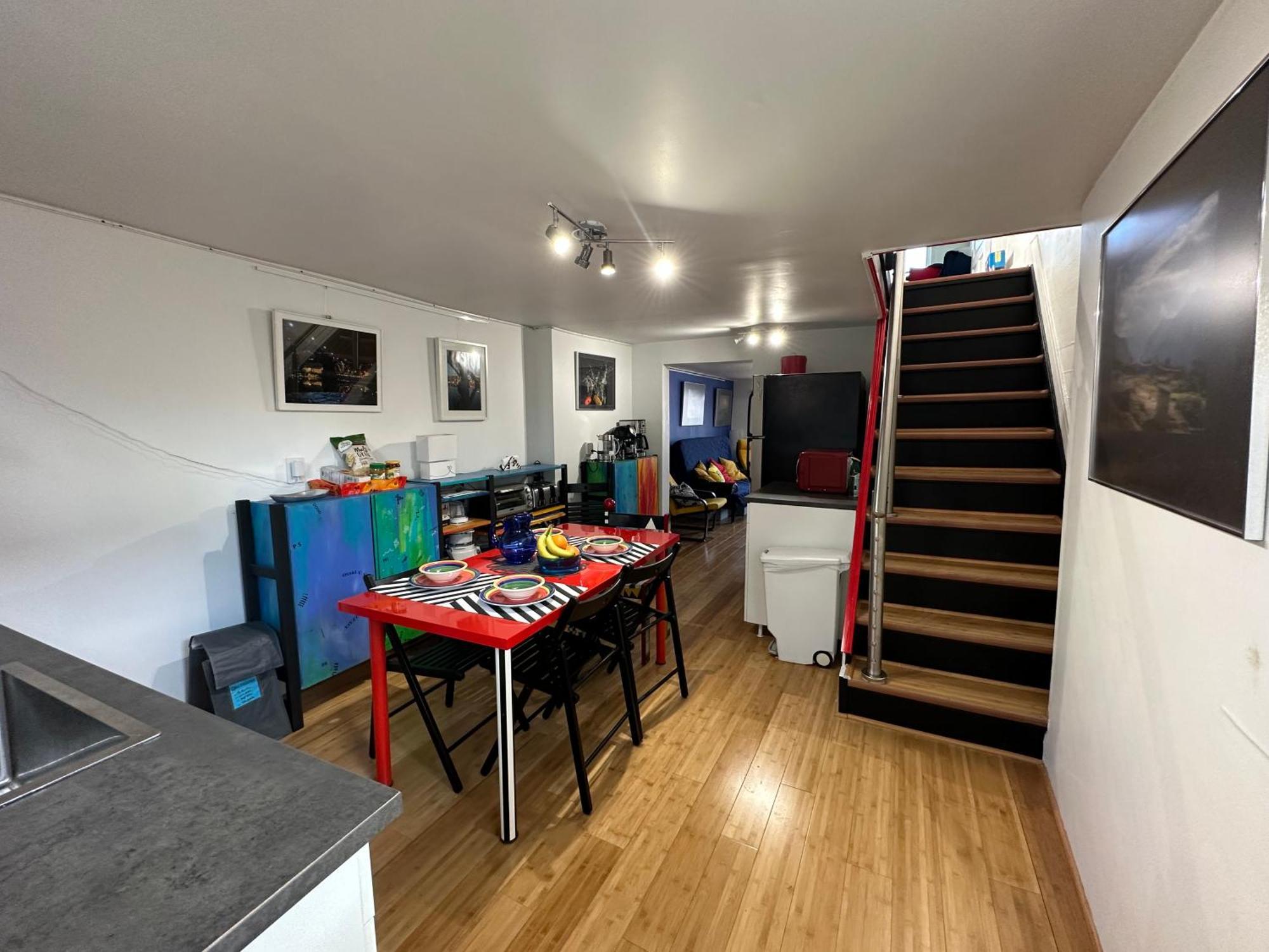 Unique Artsy 2 Bdrm 1.5 Mi From Downtown Apartment