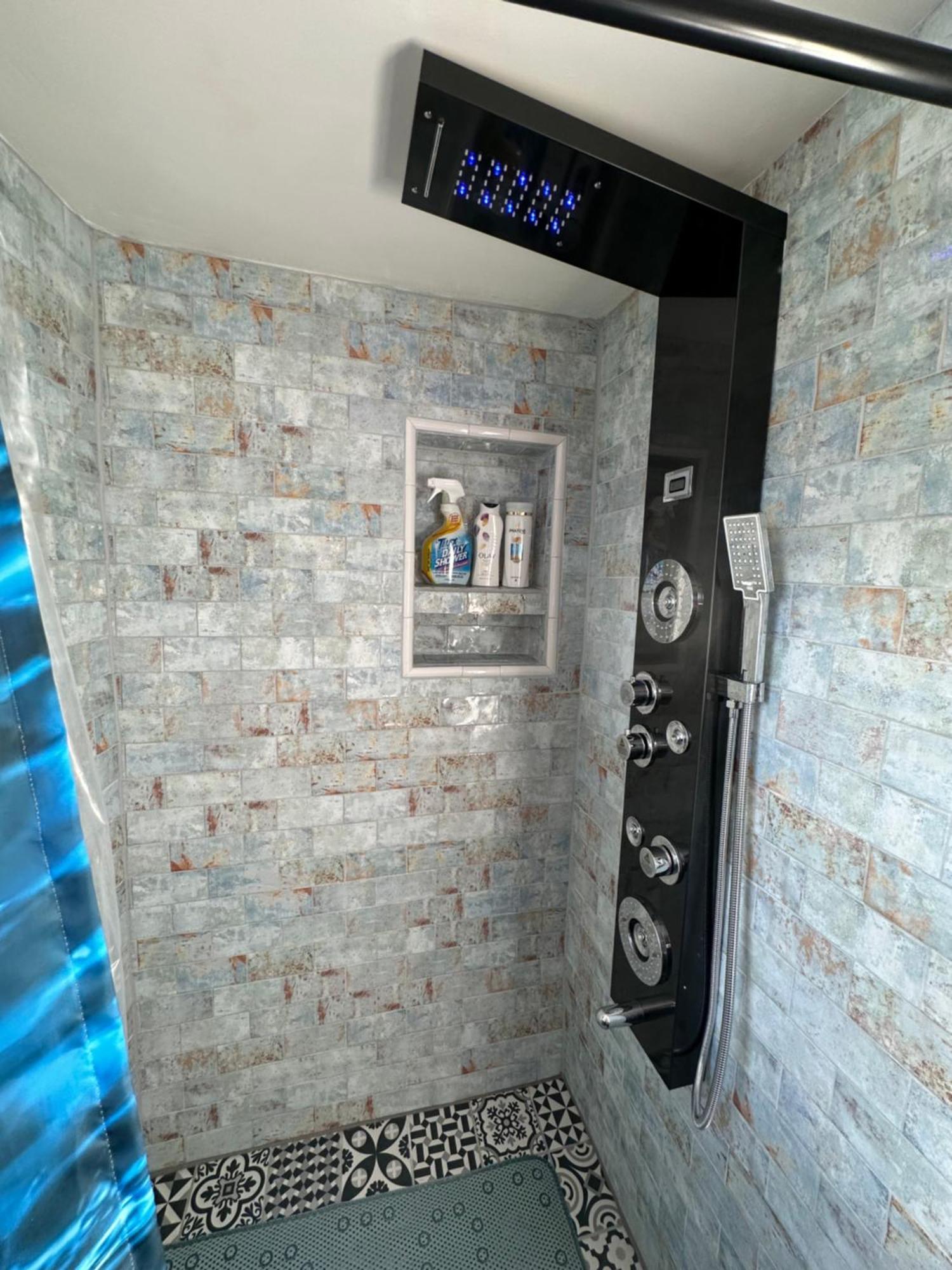 Unique Artsy 2 Bdrm 1.5 Mi From Downtown Apartment *
