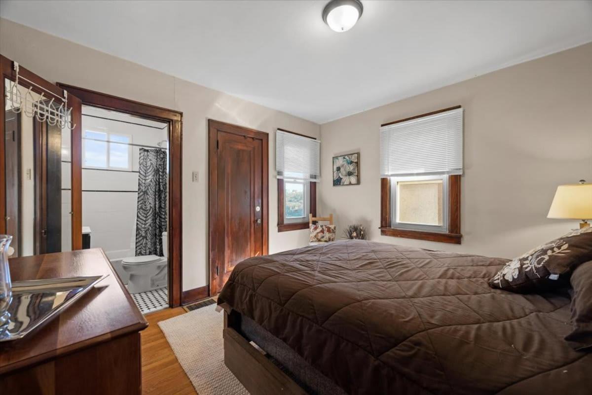 Holiday home Light-bright With Craftsman Character And Views *